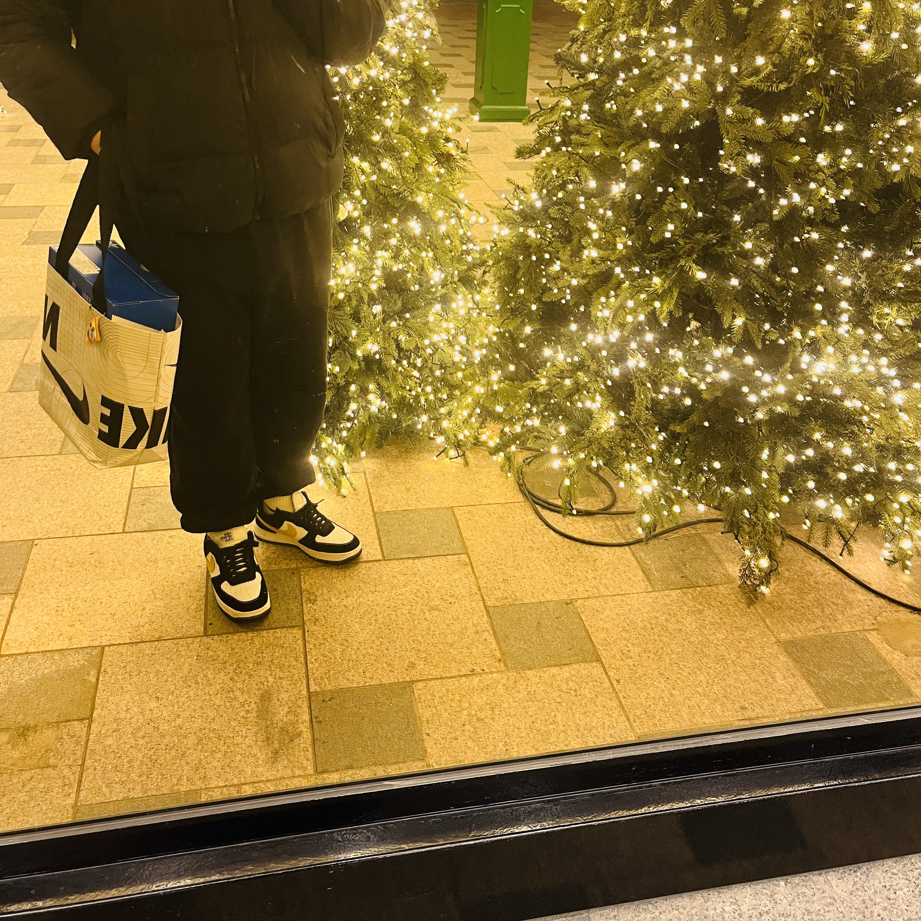 Nike Air Force 1 '07 LV8 Athletic Club Black Dark Sulfur 착용 스타일 - 1