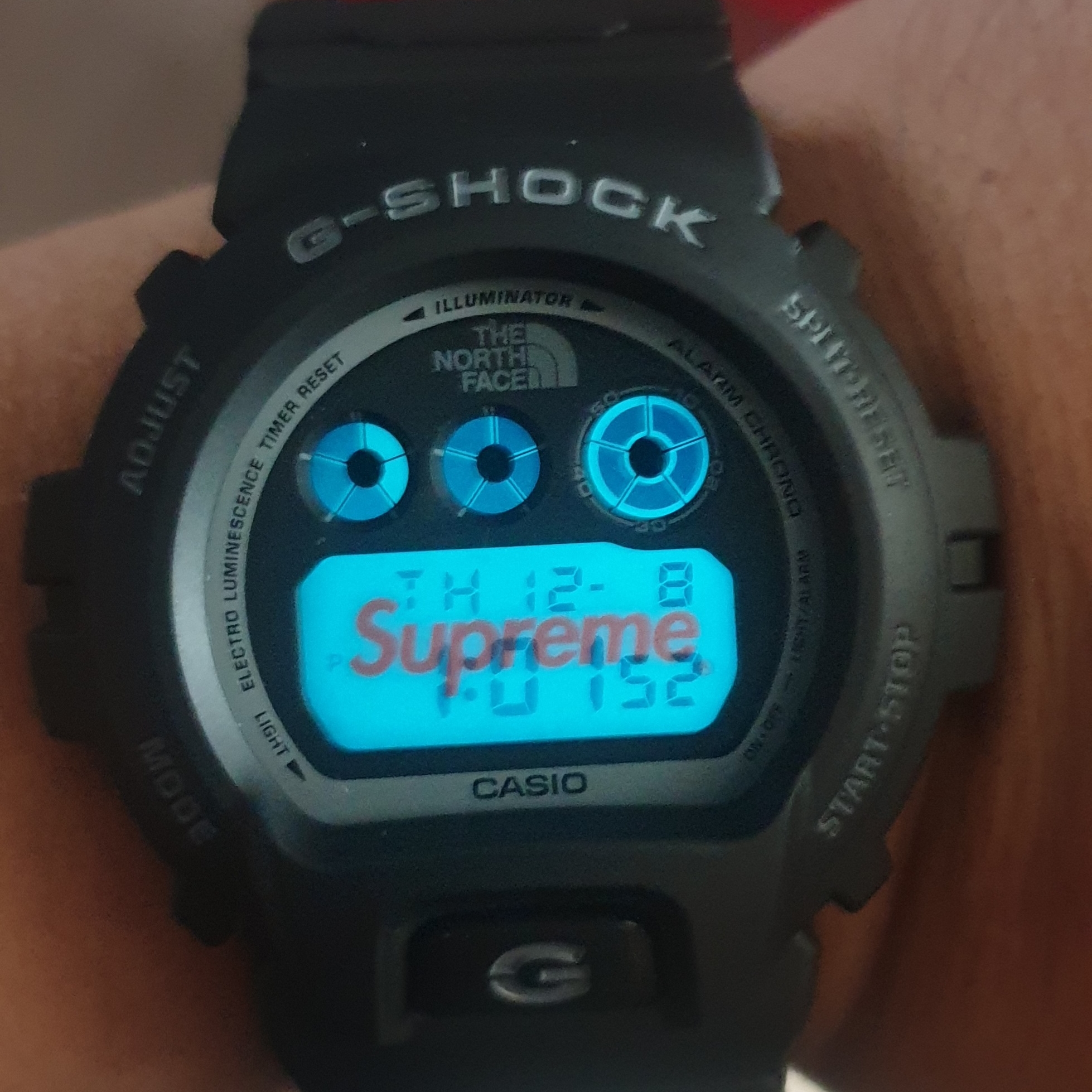 Casio G-Shock x Supreme x The North Face DW-6900 Black, Casio G-Shock x Supreme x The North Face DW-6900 White 착용 스타일