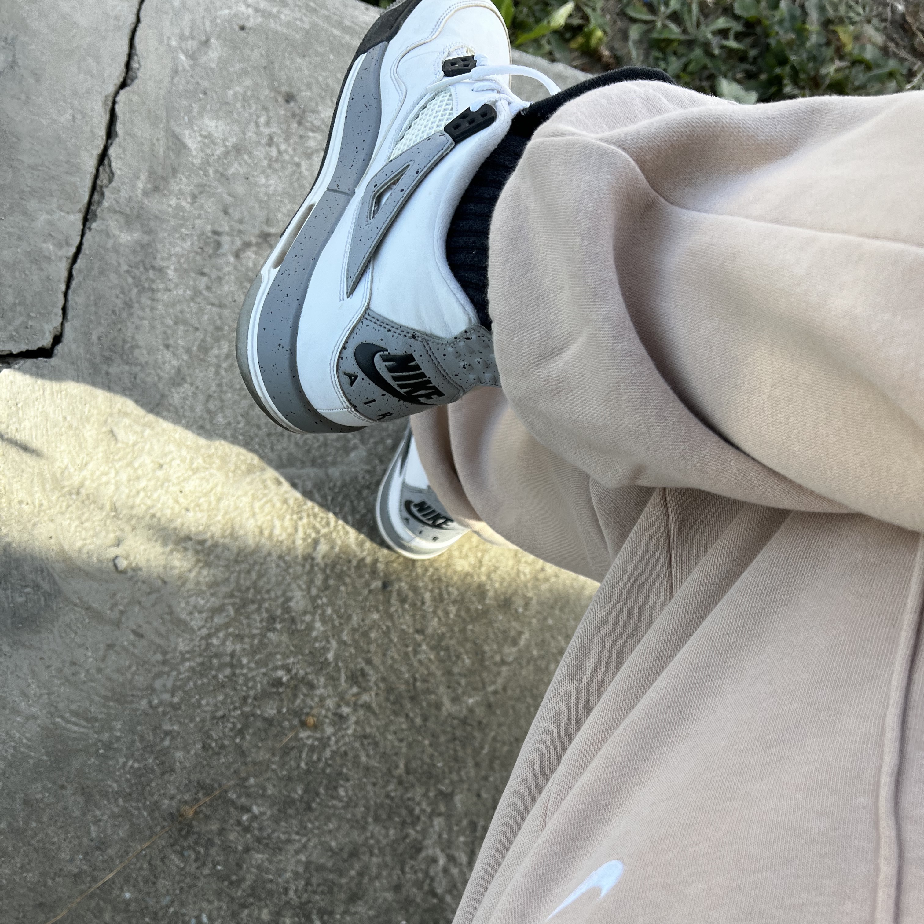 Nike NRG Solo Swoosh Fleece Pants Khaki - US/EU, Jordan 4 Retro OG White Cement 2016 착용 스타일 - 2