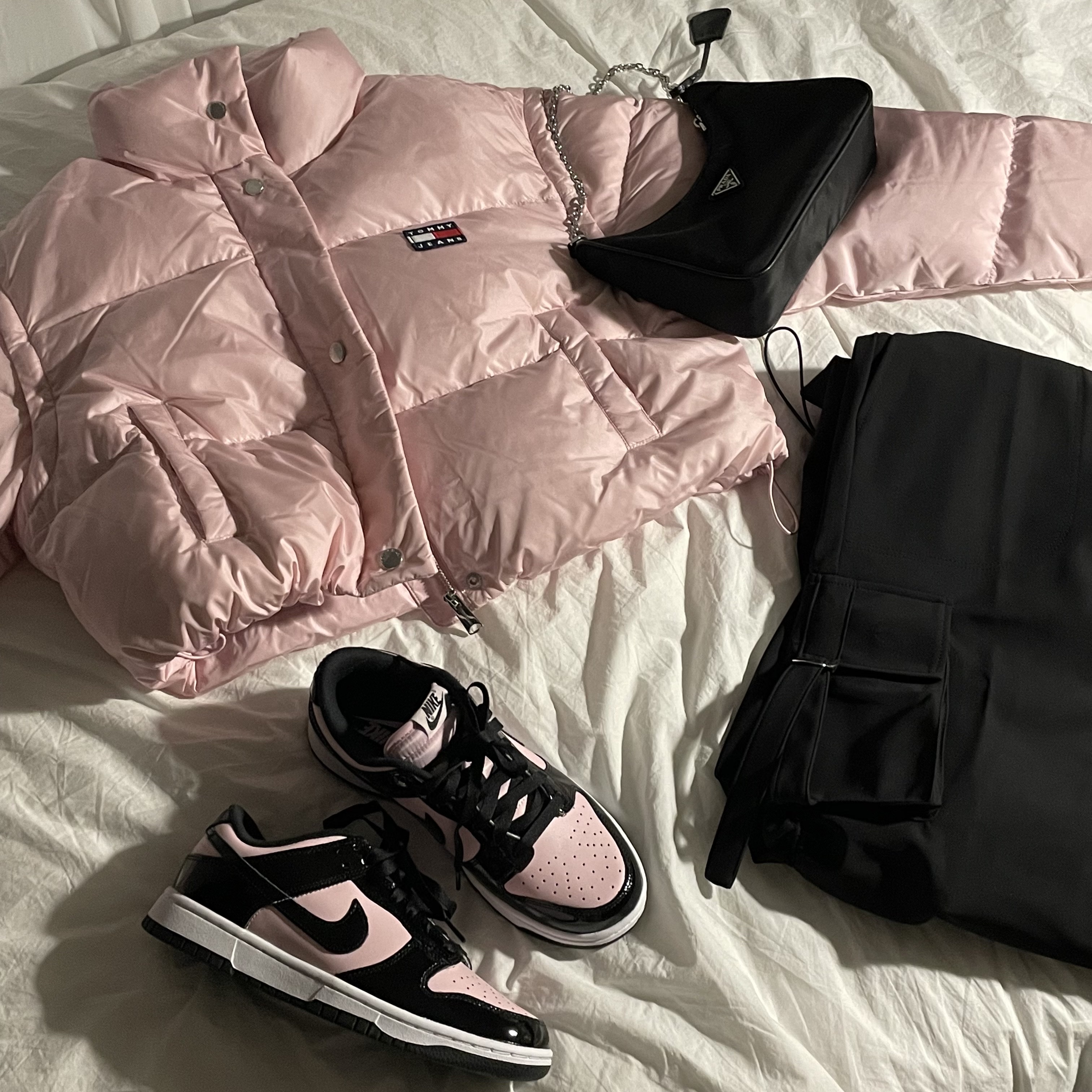 (W) Nike Dunk Low Essential Pink Foam Black, Prada Re-Edition 2005 Re-Nylon Shoulder Bag Black 착용 스타일