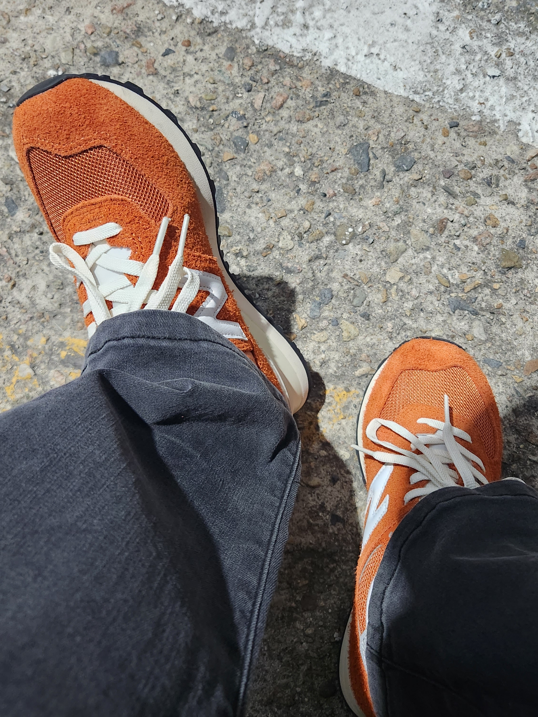 New Balance 574 Heritage Orange Burst White 착용 스타일