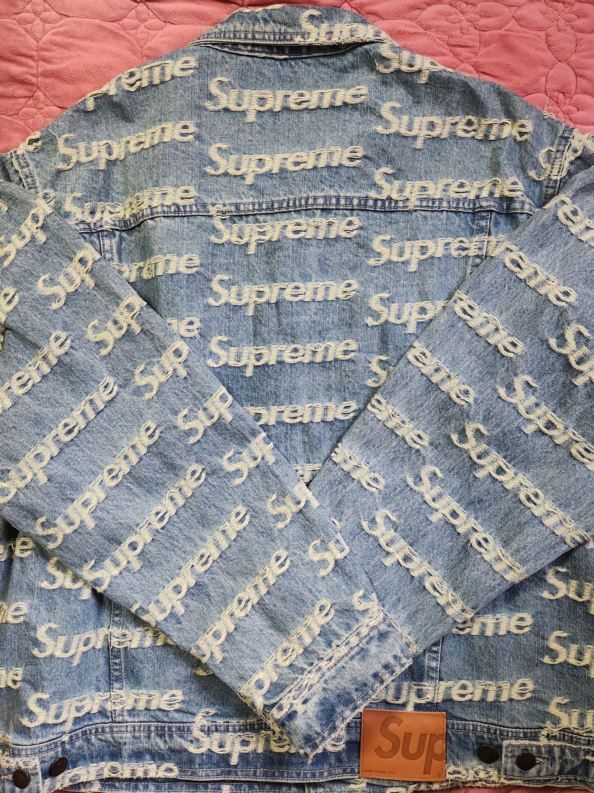 Supreme Frayed Logos Denim Trucker Jacket Blue - 21SS 착용 스타일 - 2