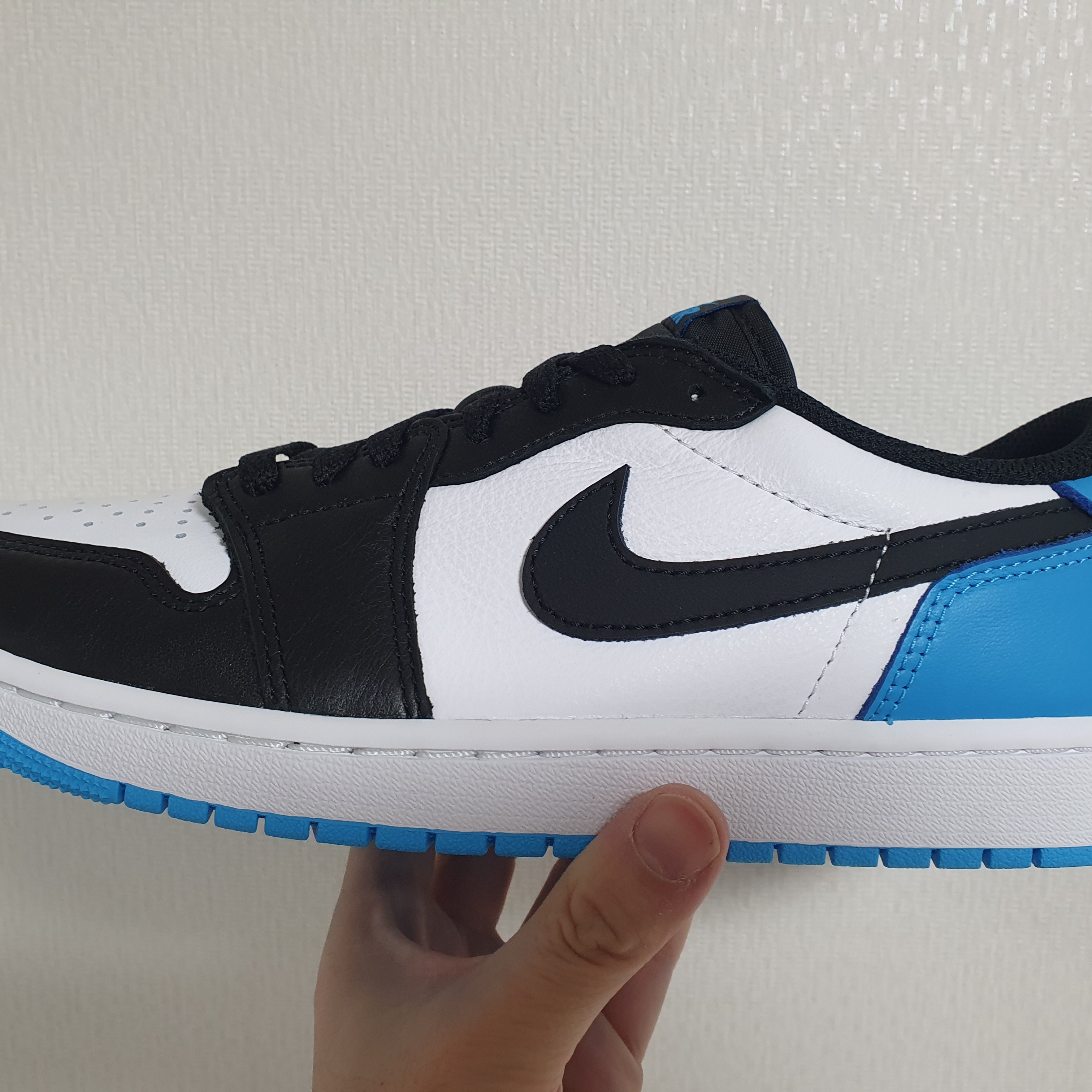 Jordan 1 Retro Low OG Black and Dark Powder Blue 착용 스타일