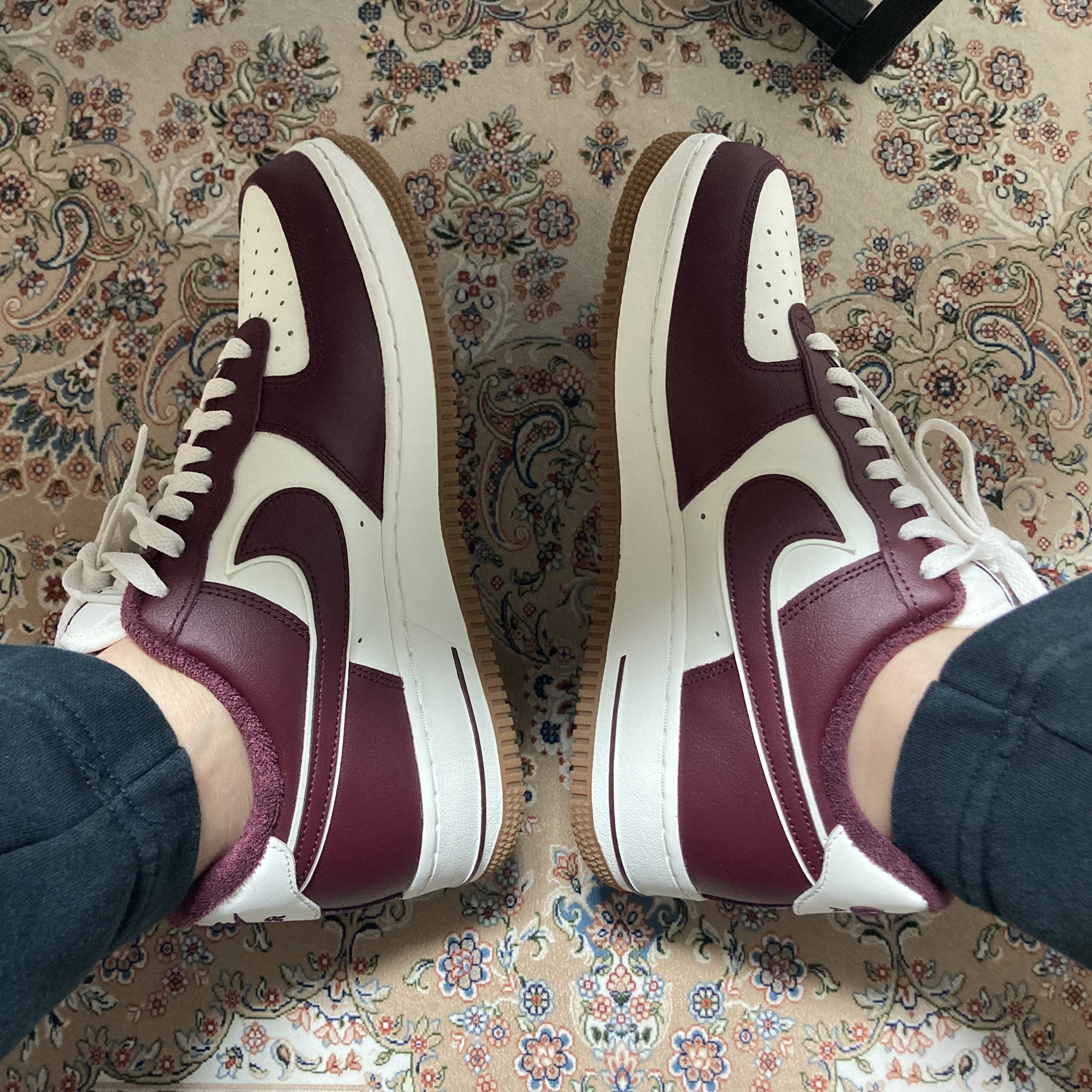 Nike Air Force 1 '07 LV8 Night Maroon 착용 스타일 - 2