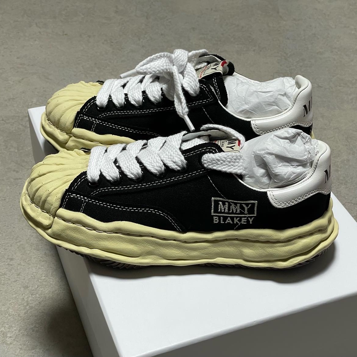 Maison Mihara Yasuhiro Blakey VL OG Sole Canvas Low-top Sneakers Black 착용 스타일 - 2