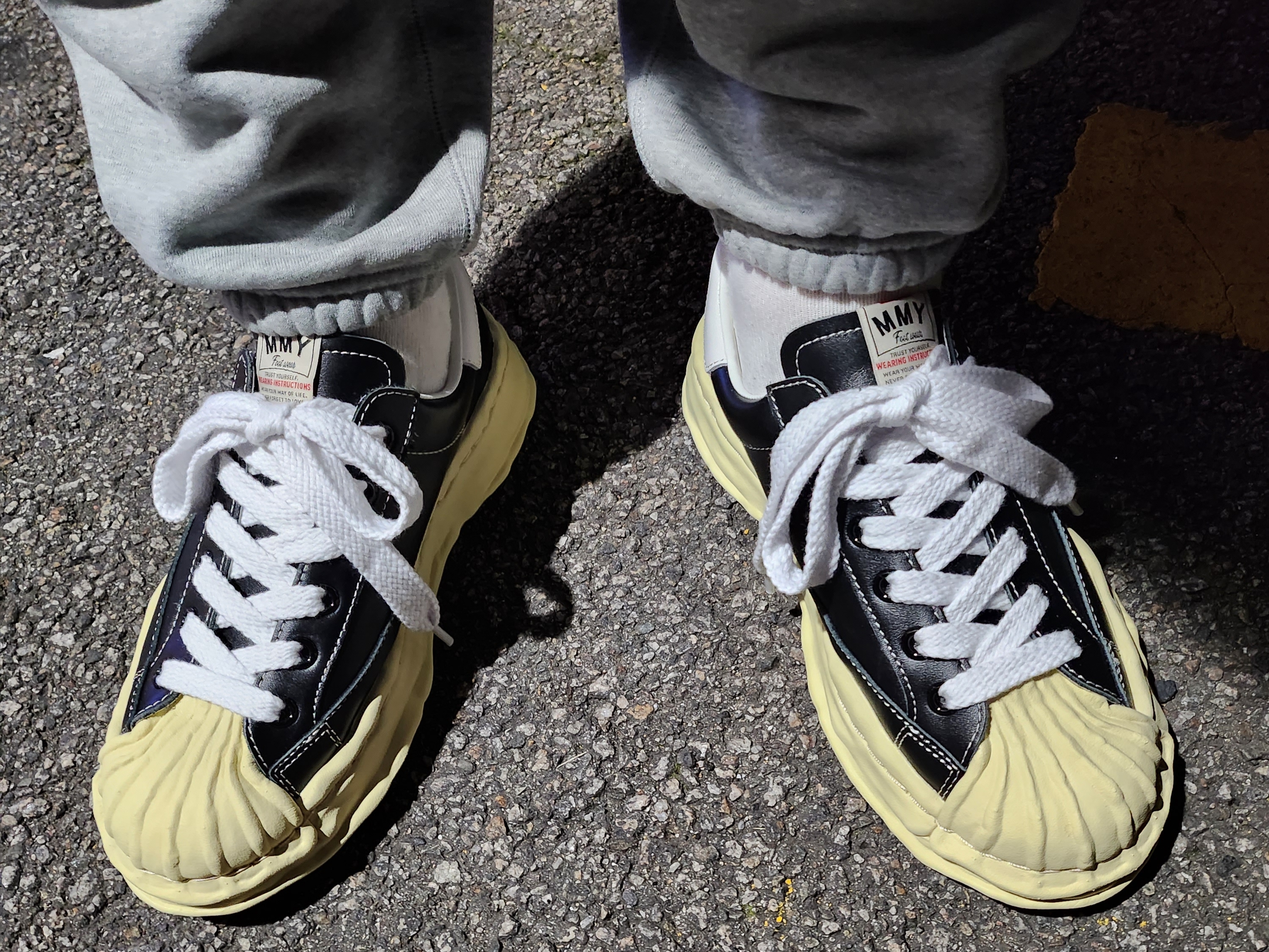 Maison Mihara Yasuhiro Blakey VL OG Sole Leather Low-top Sneakers Black 착용 스타일 - 1