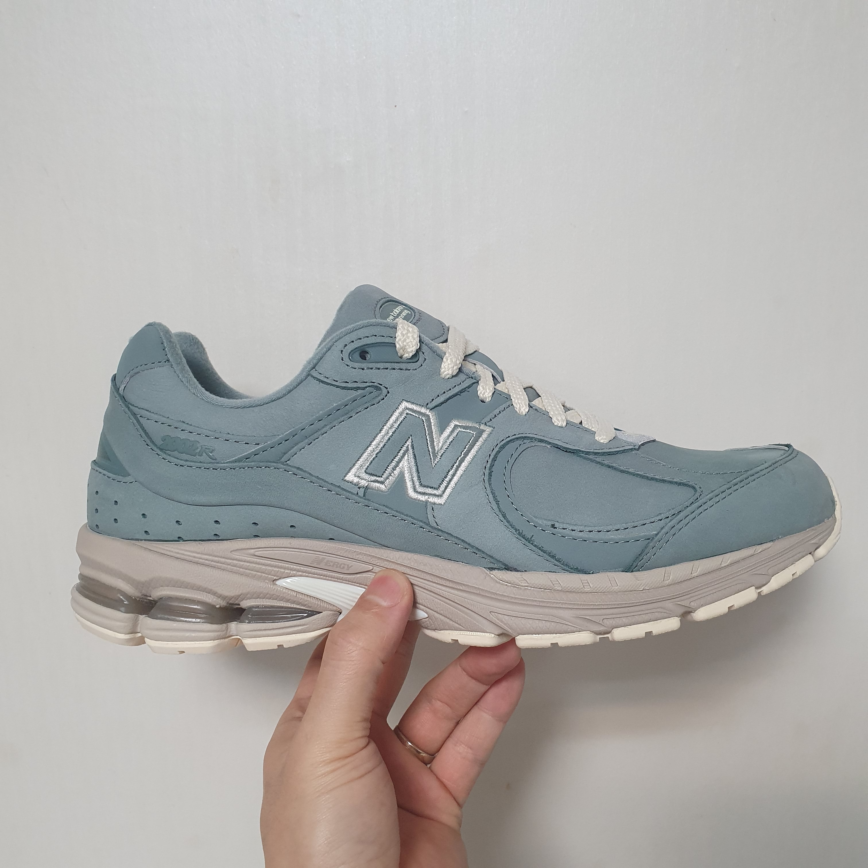 New Balance x Kith 2002R Slate Grey 착용 스타일 - 2
