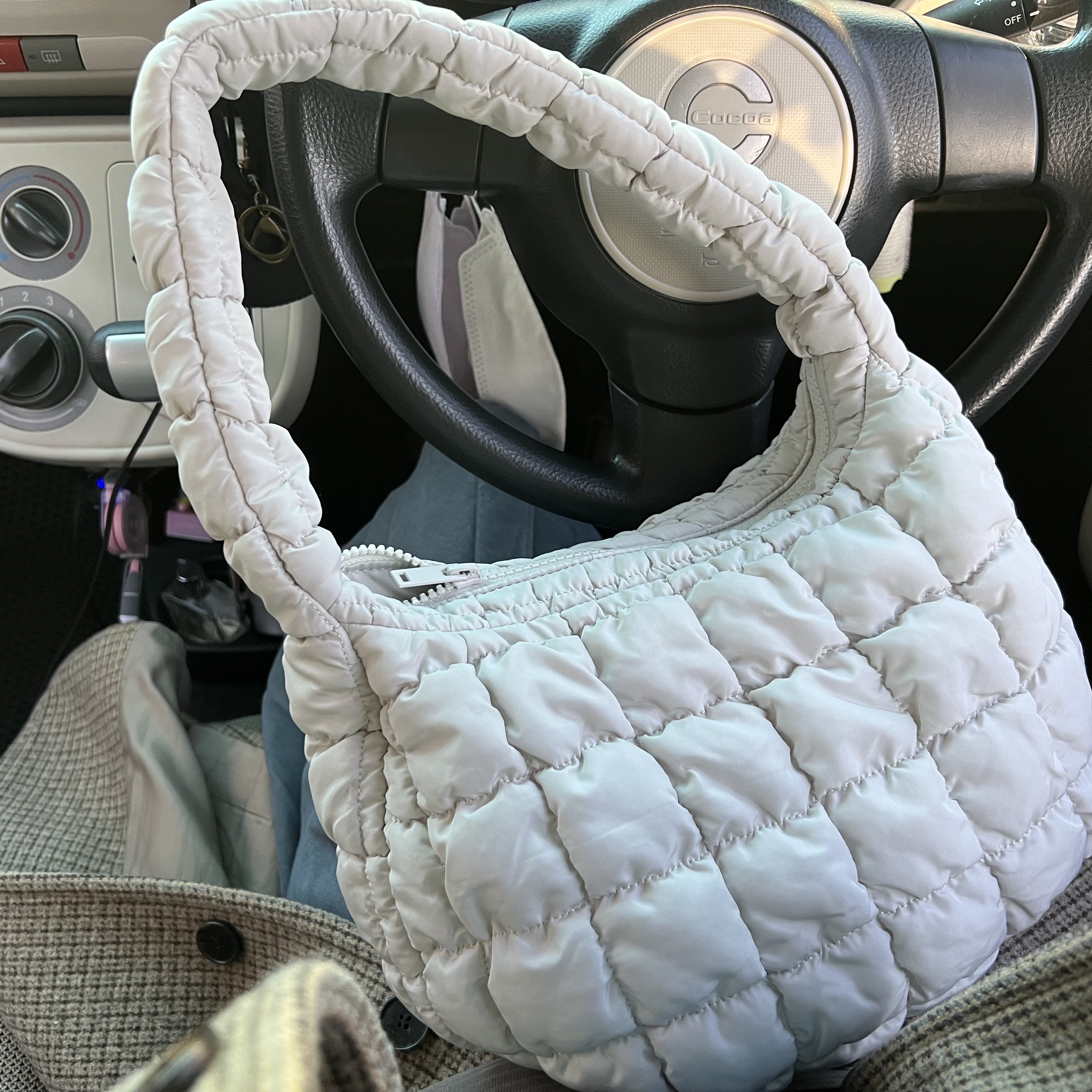 COS Quilted Mini Bag Light Grey 착용 스타일 - 1