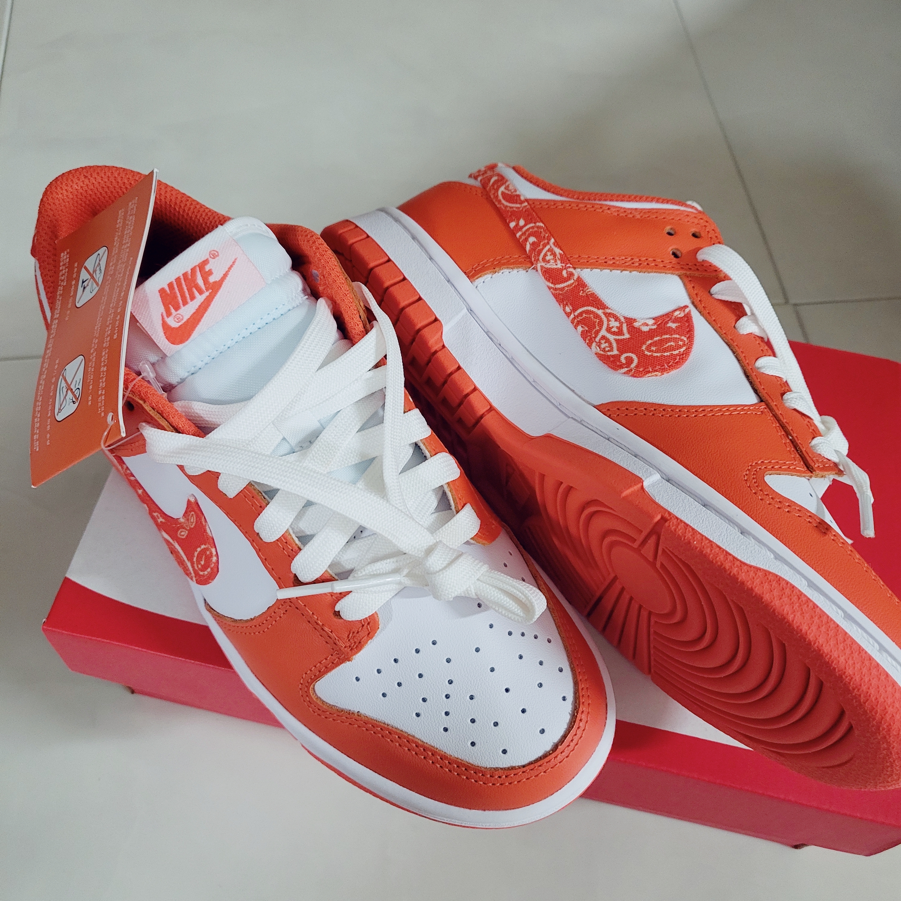 (W) Nike Dunk Low Essential Orange Paisley 착용 스타일 - 1