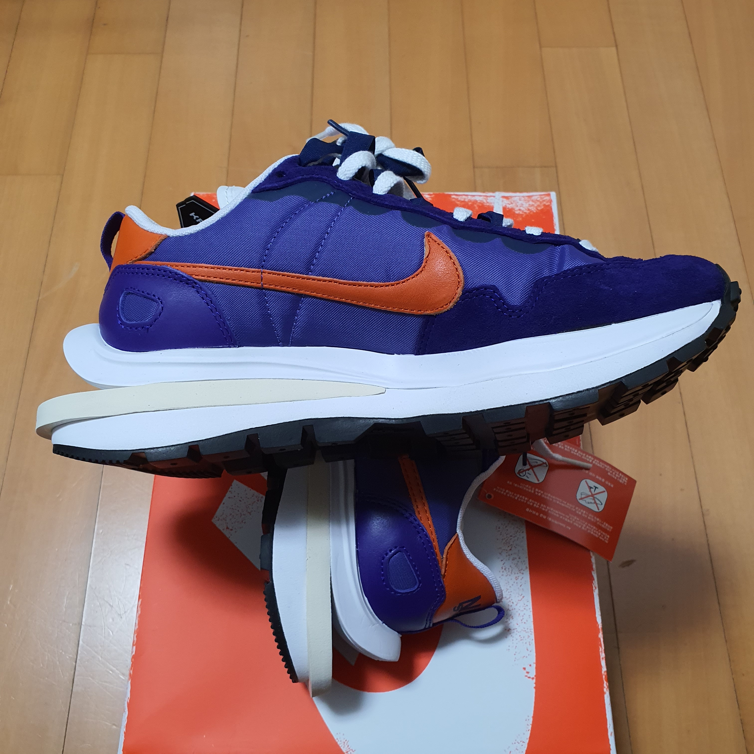 Nike x Sacai VaporWaffle Dark Iris 착용 스타일 - 3