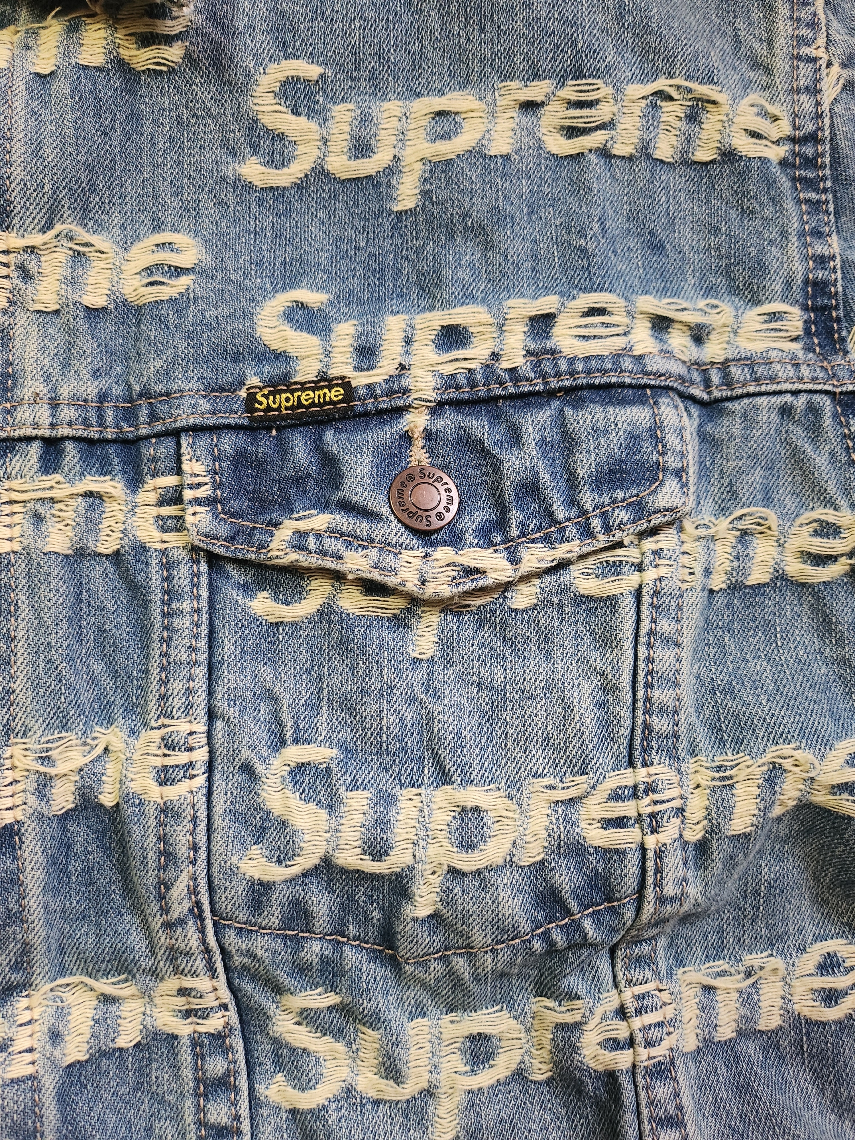 Supreme Frayed Logos Denim Trucker Jacket Blue - 21SS 착용 스타일 - 4