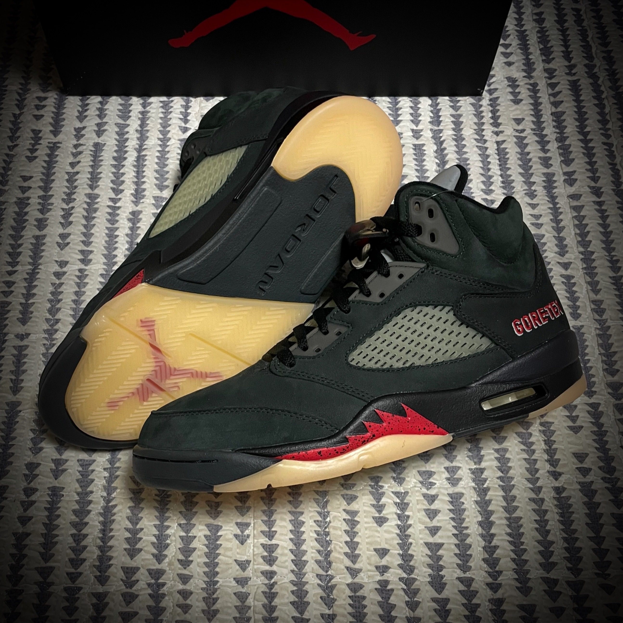 (W) Jordan 5 Retro Gore-Tex Off Noir Fire Red 착용 스타일 - 1