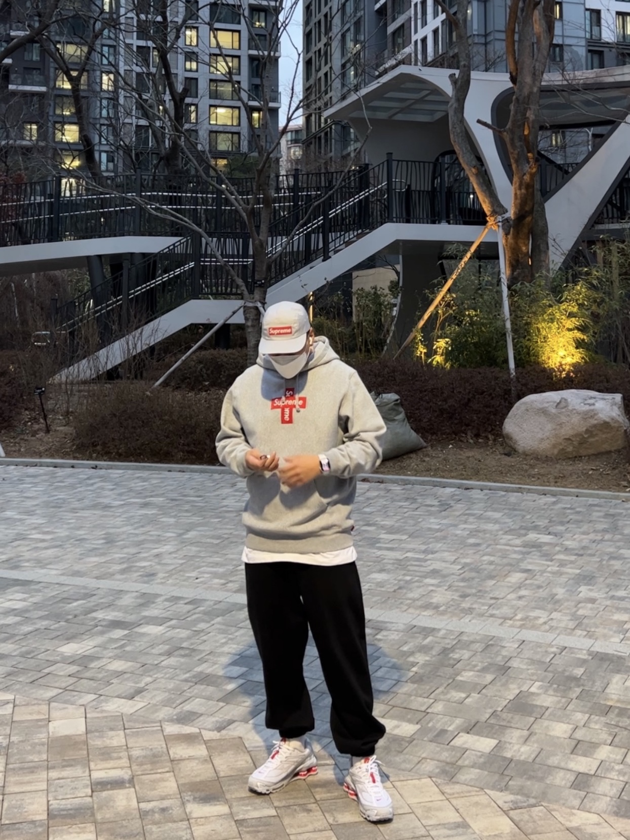 Supreme Inset Logo Camp Cap Grey - 20FW, Supreme Cross Box Logo Hooded Sweatshirt Heather Grey - 20FW 착용 스타일