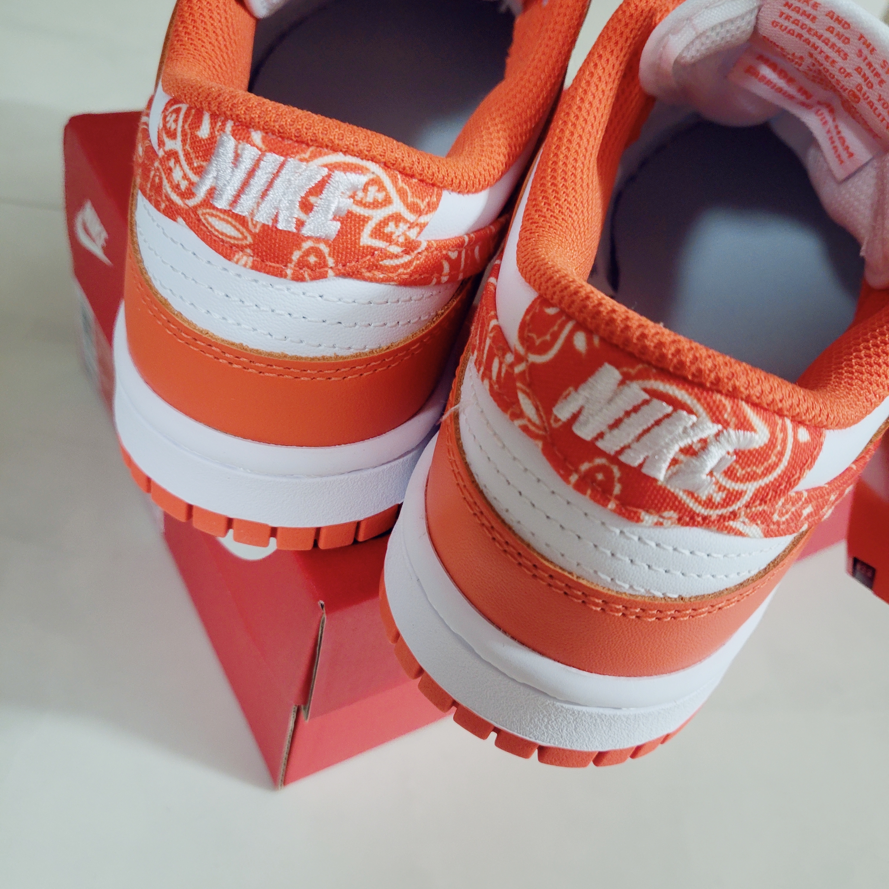 (W) Nike Dunk Low Essential Orange Paisley 착용 스타일 - 4