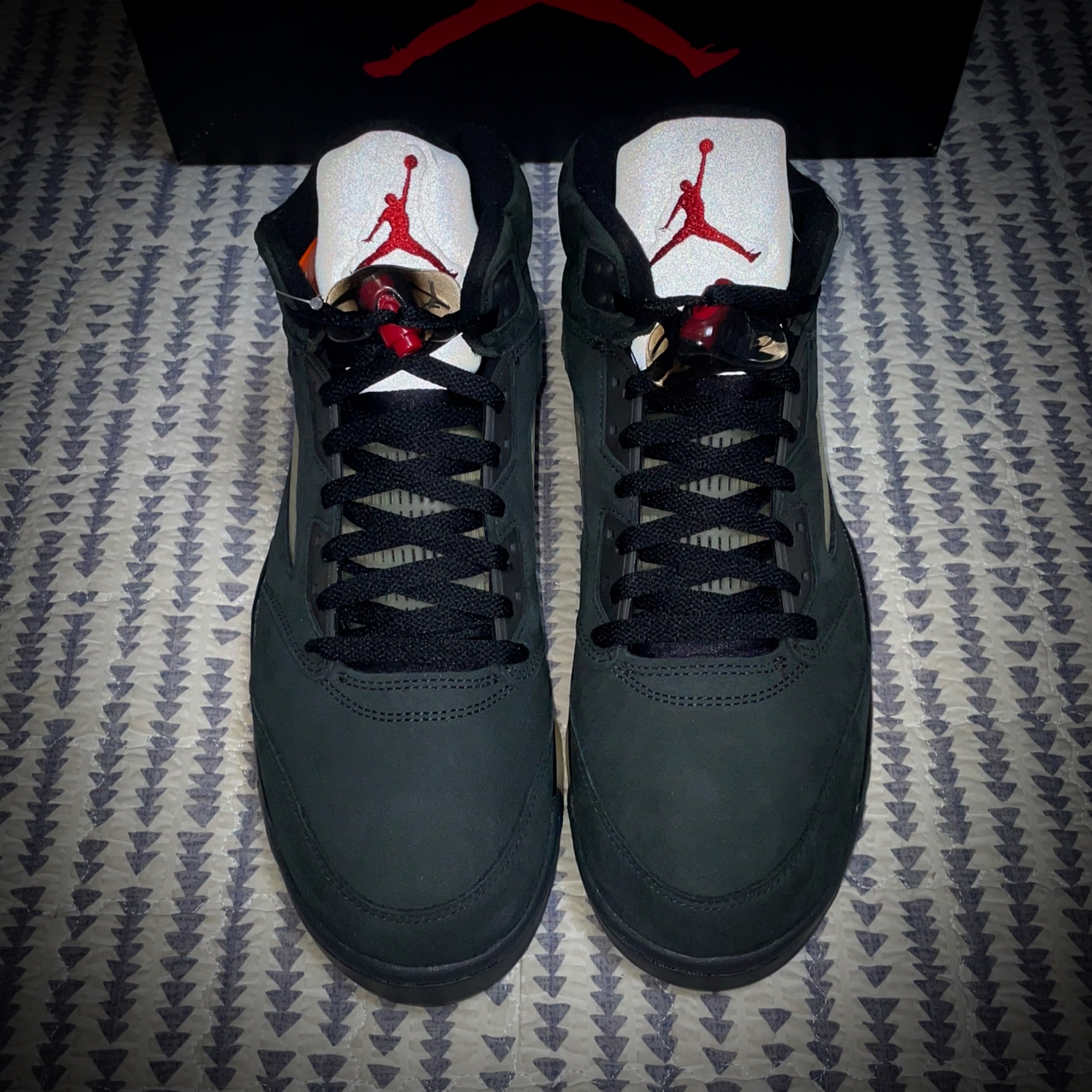 (W) Jordan 5 Retro Gore-Tex Off Noir Fire Red 착용 스타일 - 2