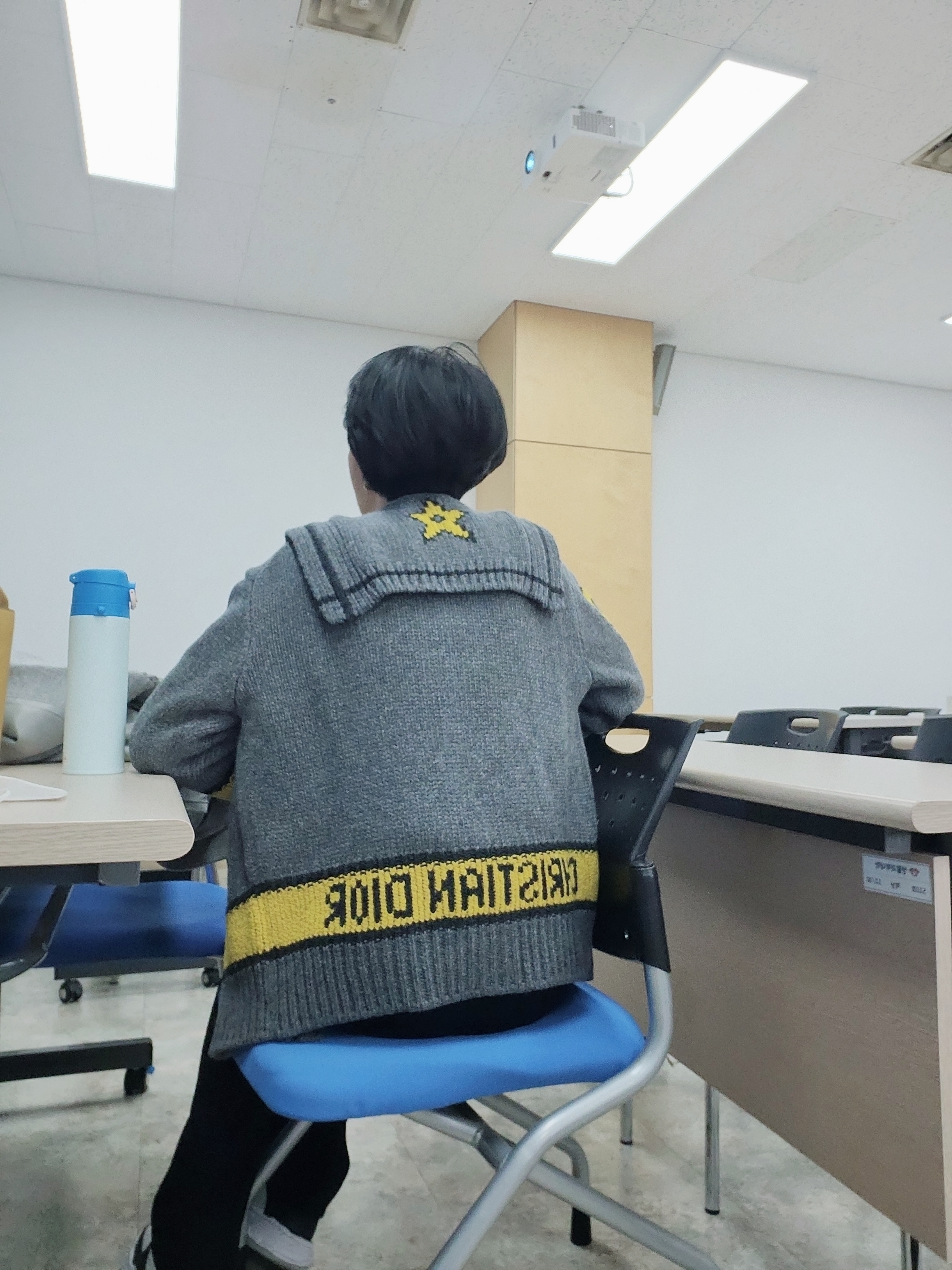 (W) Dior Cardigan Sailor Collar Wool Cashmere With Signature on the back Gray Yellow, Maison Mihara Yasuhiro Wayne OG Sole Leather Low-top Sneakers Black White 착용 스타일