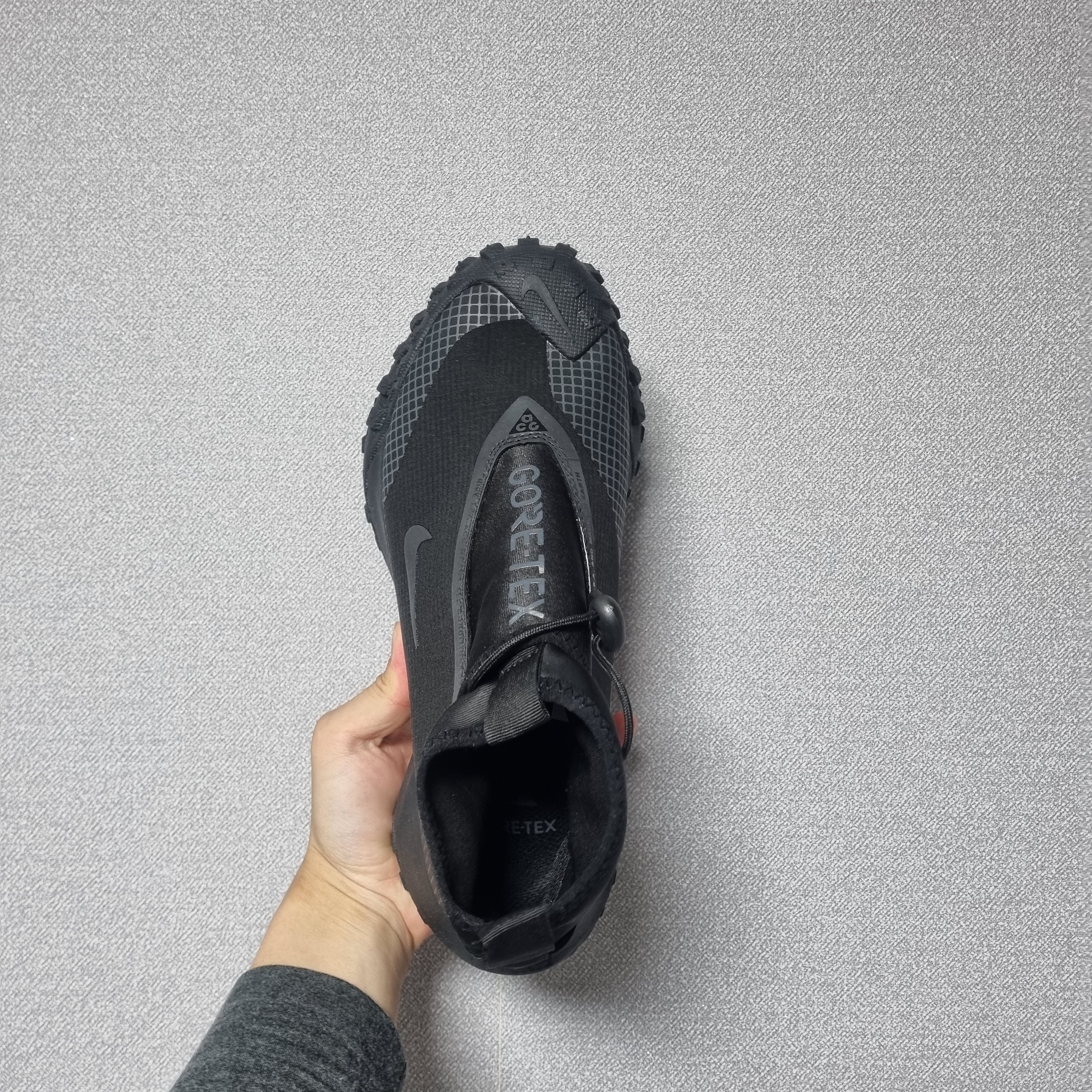 Nike ACG Mountain Fly Gore-Tex Black and Dark Grey 착용 스타일 - 2