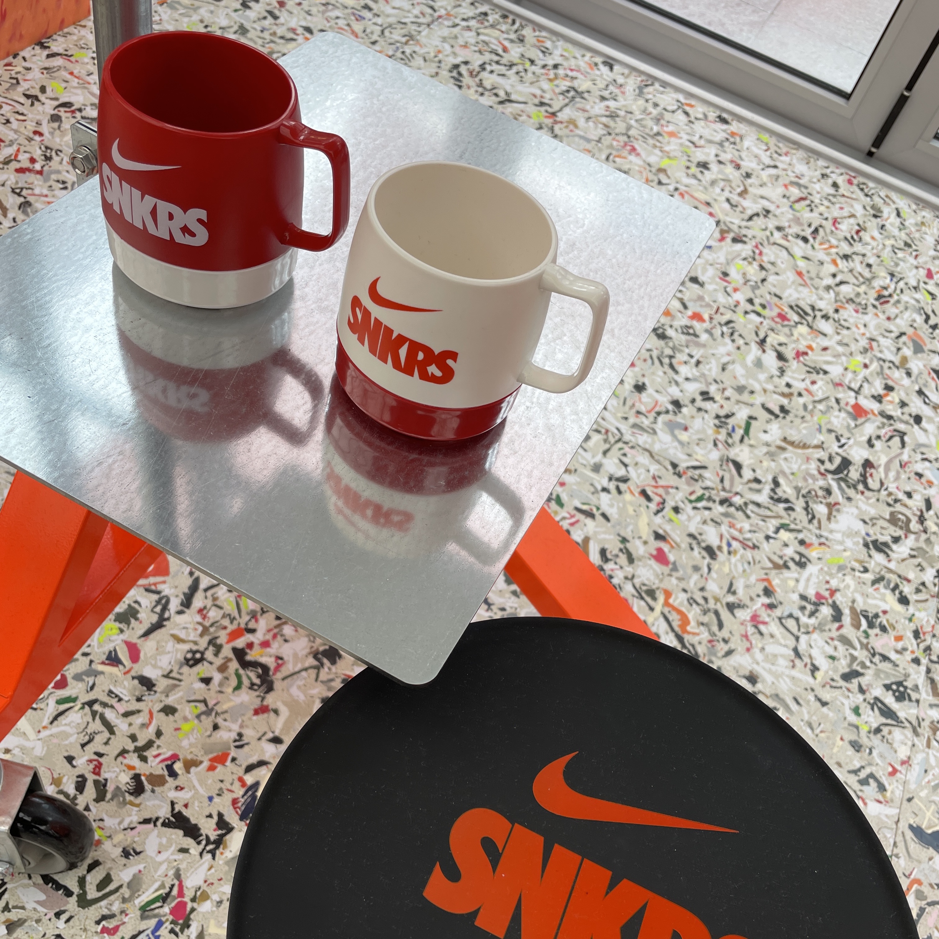 Helinox x Nike SNKRS Lounge Souvenir Dinex Mug Red White, Helinox x Nike SNKRS Lounge Souvenir Dinex Mug White 착용 스타일
