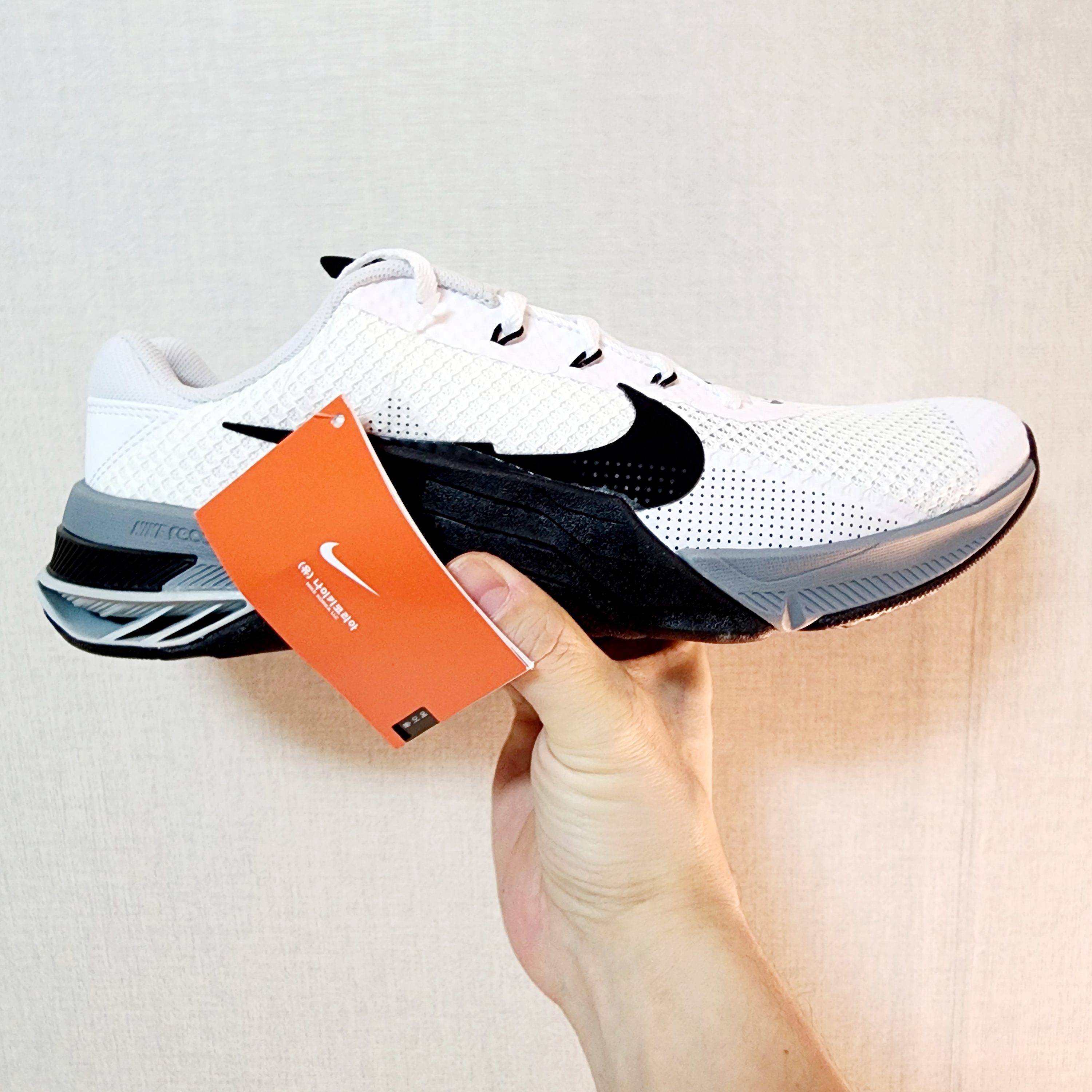 Nike Metcon 7 White Black 착용 스타일 - 1
