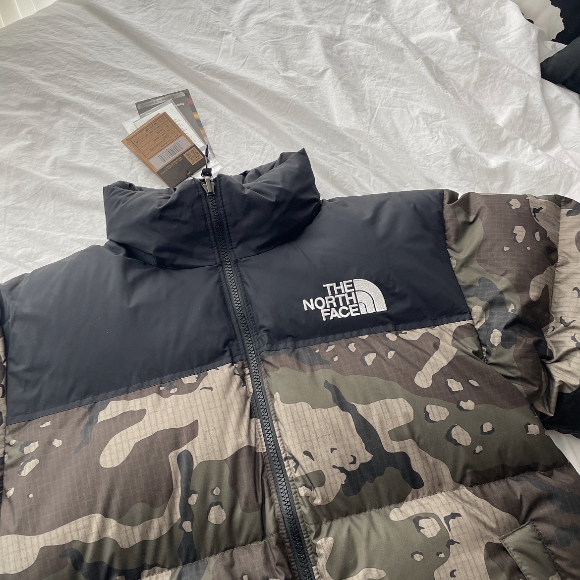The North Face 1996 Novelty Nuptse Jacket Woodland Camo 착용 스타일