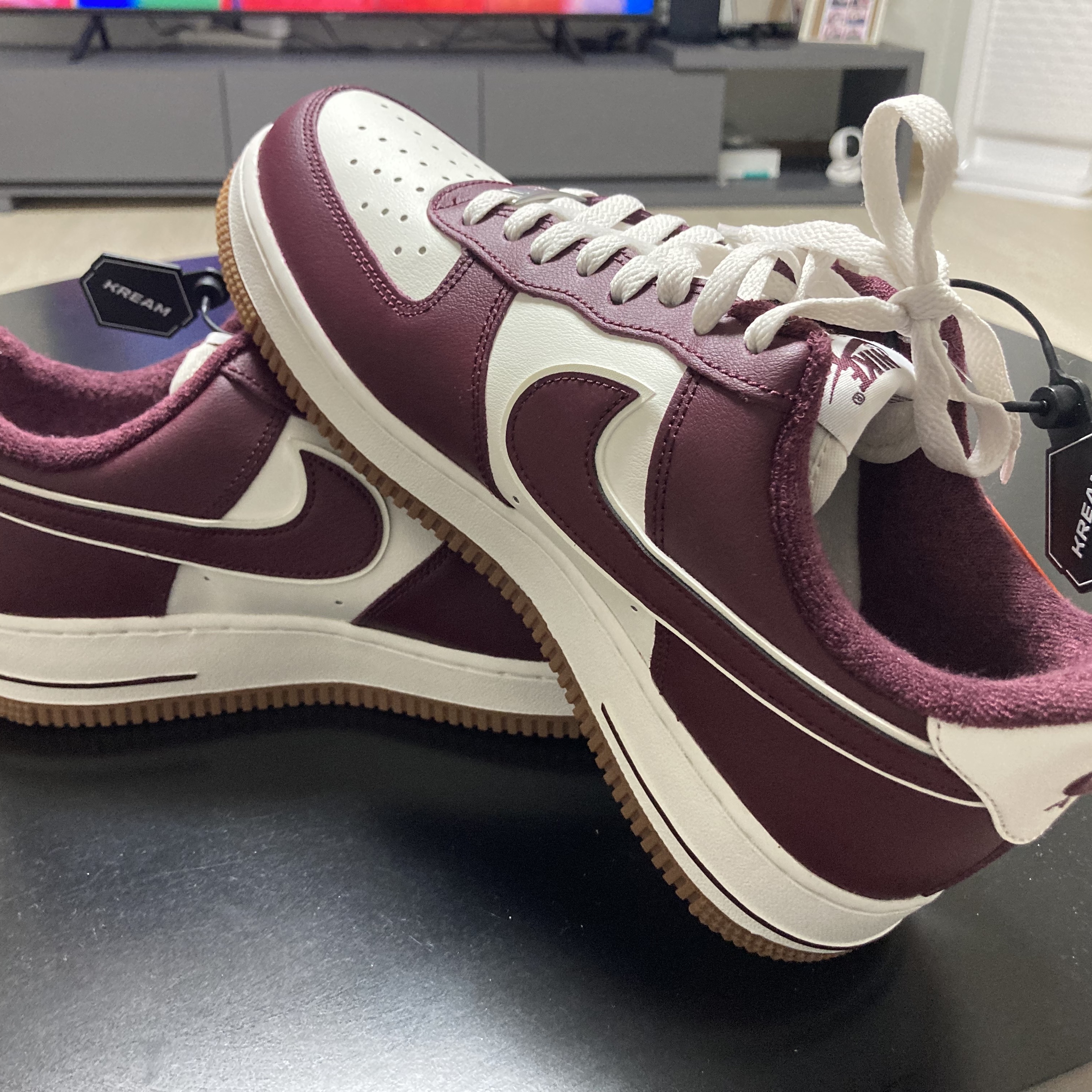 Nike Air Force 1 '07 LV8 Night Maroon 착용 스타일 - 1
