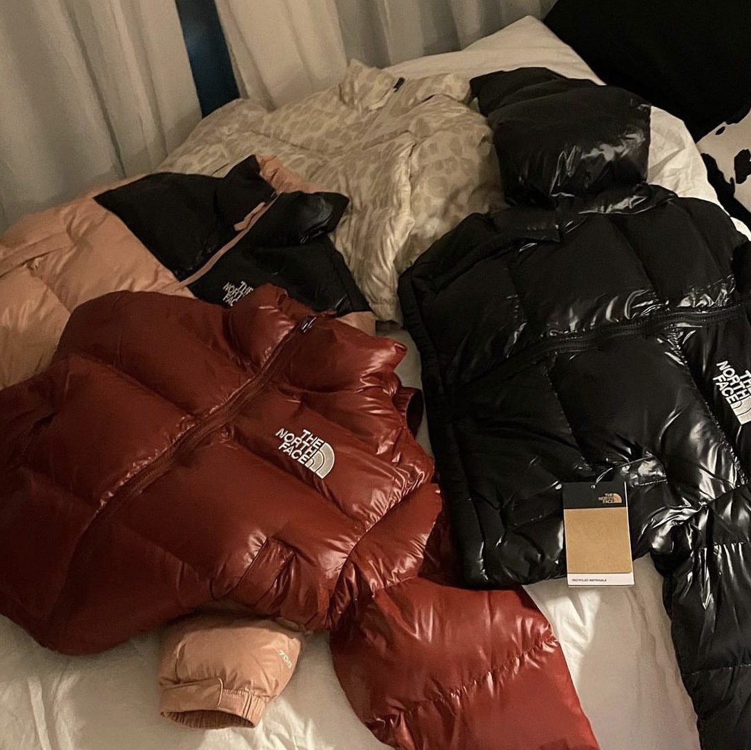 (W) The North Face Nuptse Short Jacket TNF Black, (W) The North Face Print Nuptse Short Jacket Silver Grey Leopard Print 착용 스타일