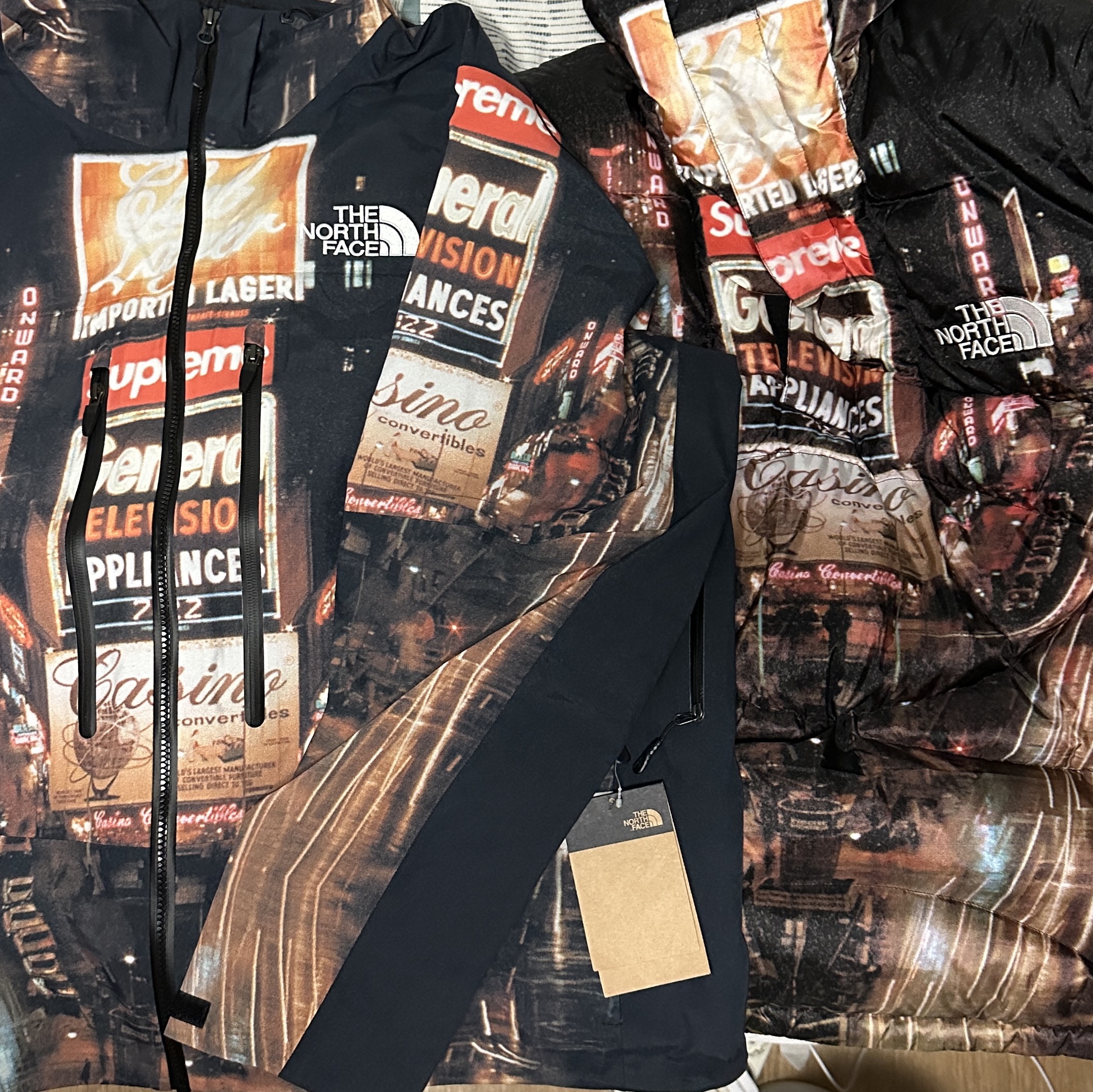 Supreme x The North Face Taped Seam Shell Jacket Times Square - 22FW, Supreme x The North Face 800-Fill Half Zip Hooded Pullover Times Square - 22FW 착용 스타일