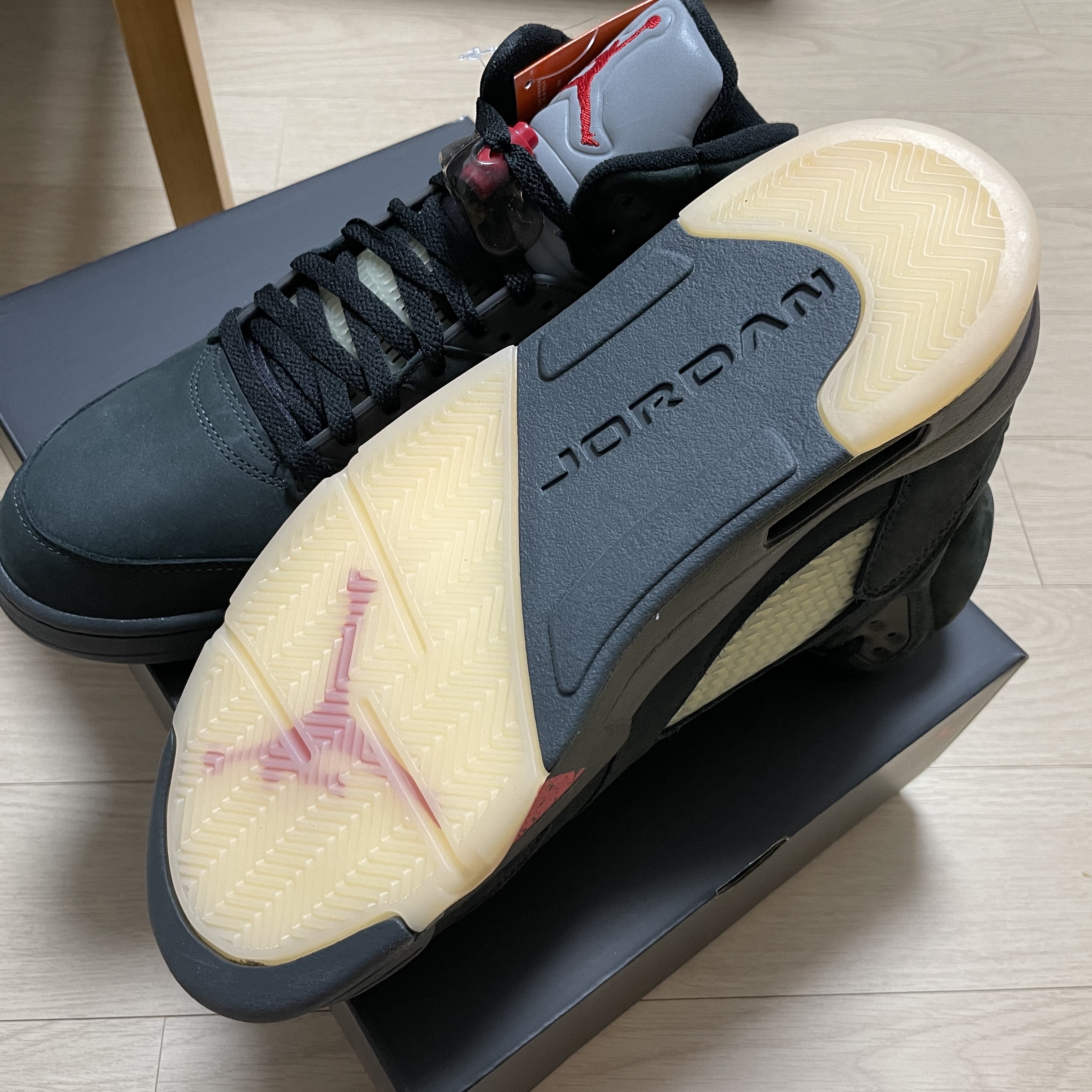 (W) Jordan 5 Retro Gore-Tex Off Noir Fire Red 착용 스타일 - 2