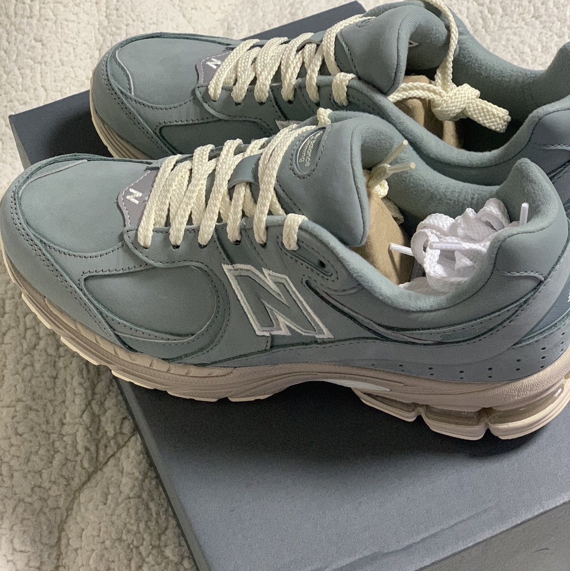 New Balance x Kith 2002R Slate Grey 착용 스타일 - 1