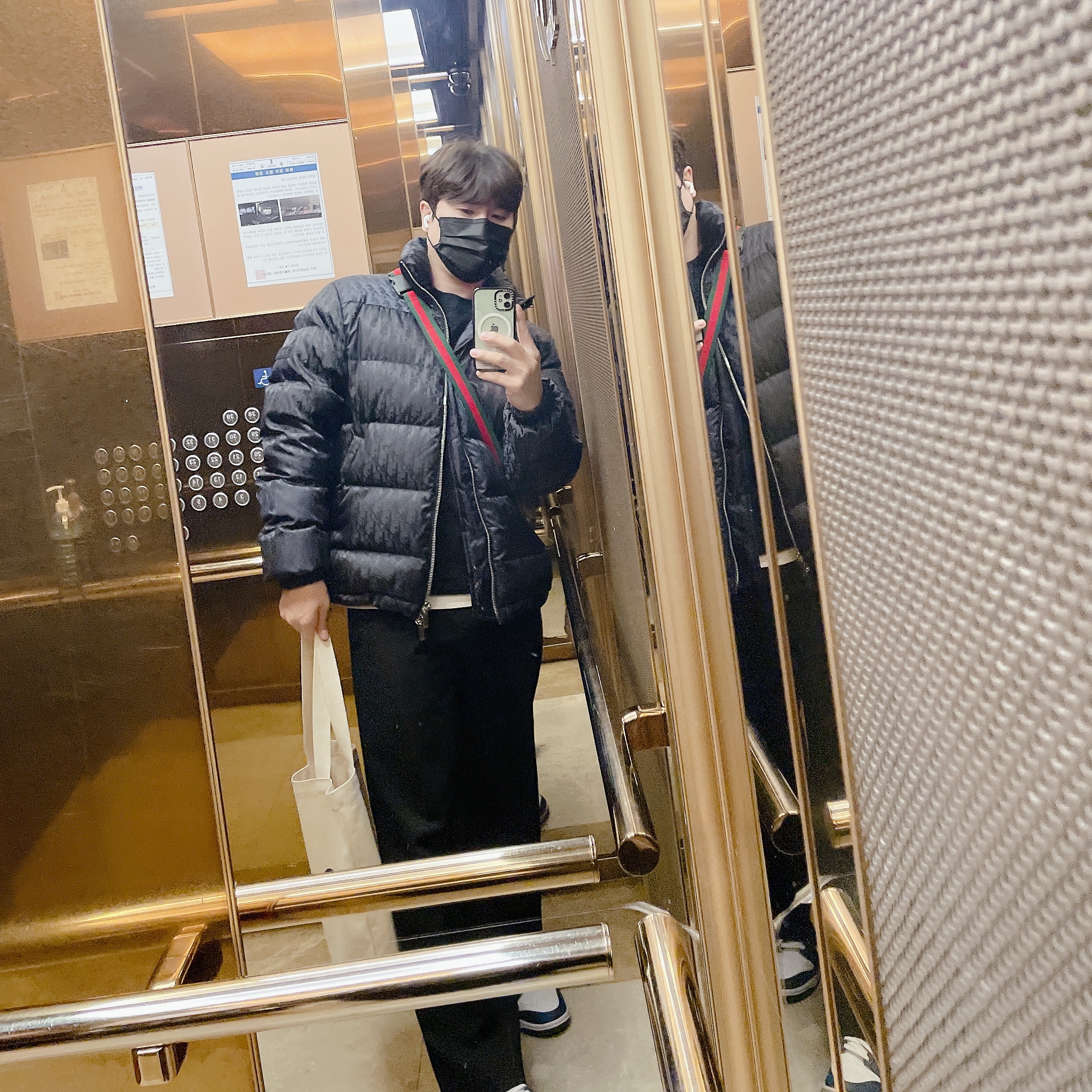 Dior Oblique Down Jacket Black Nylon Jacquard 착용 스타일