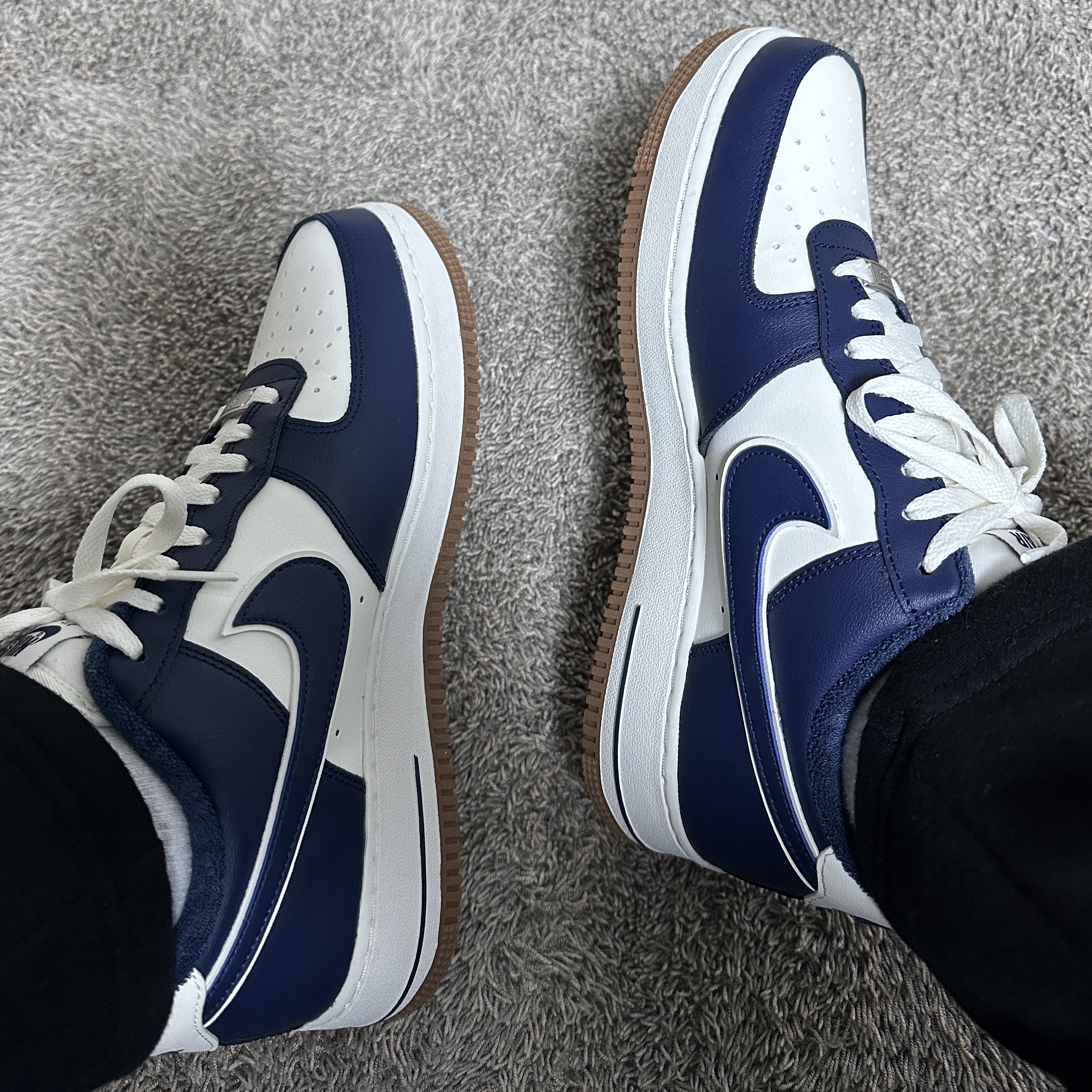 Nike Air Force 1 '07 LV8 Midnight Navy 착용 스타일 - 2