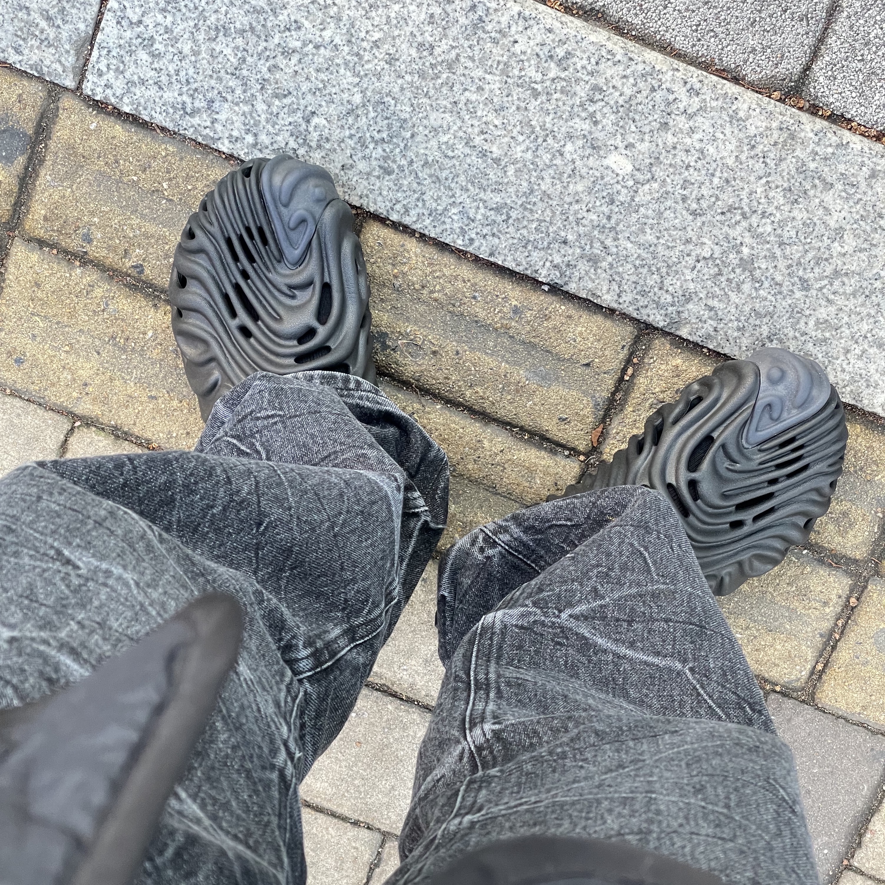 Crocs x Salehe Bembury Pollex Clog Sasquatch 착용 스타일