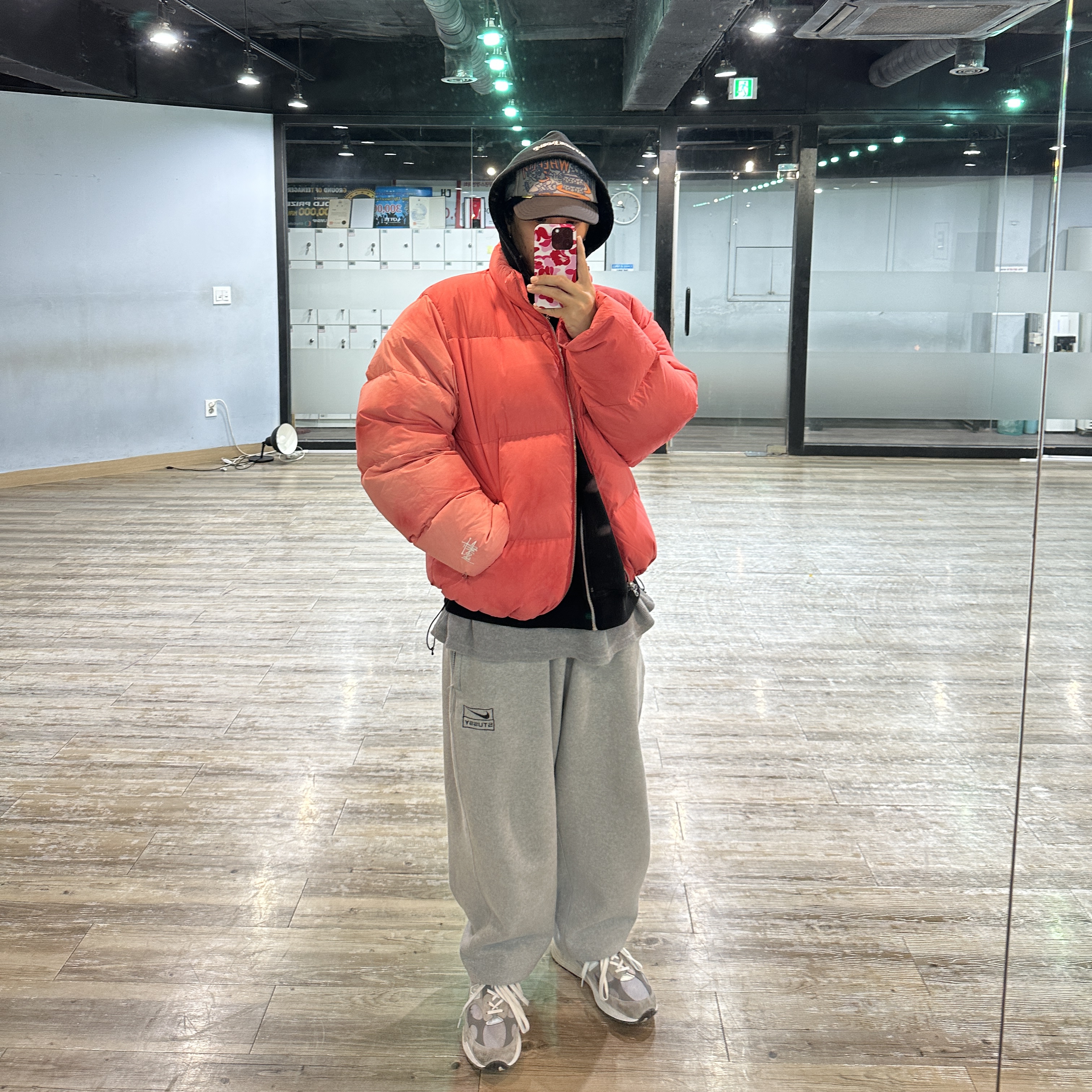 Stussy Recycled Nylon Down Puffer Faded Red, Nike x Stussy NRG RA Fleece Pants Dark Grey Heather (DJ9490-063) 착용 스타일
