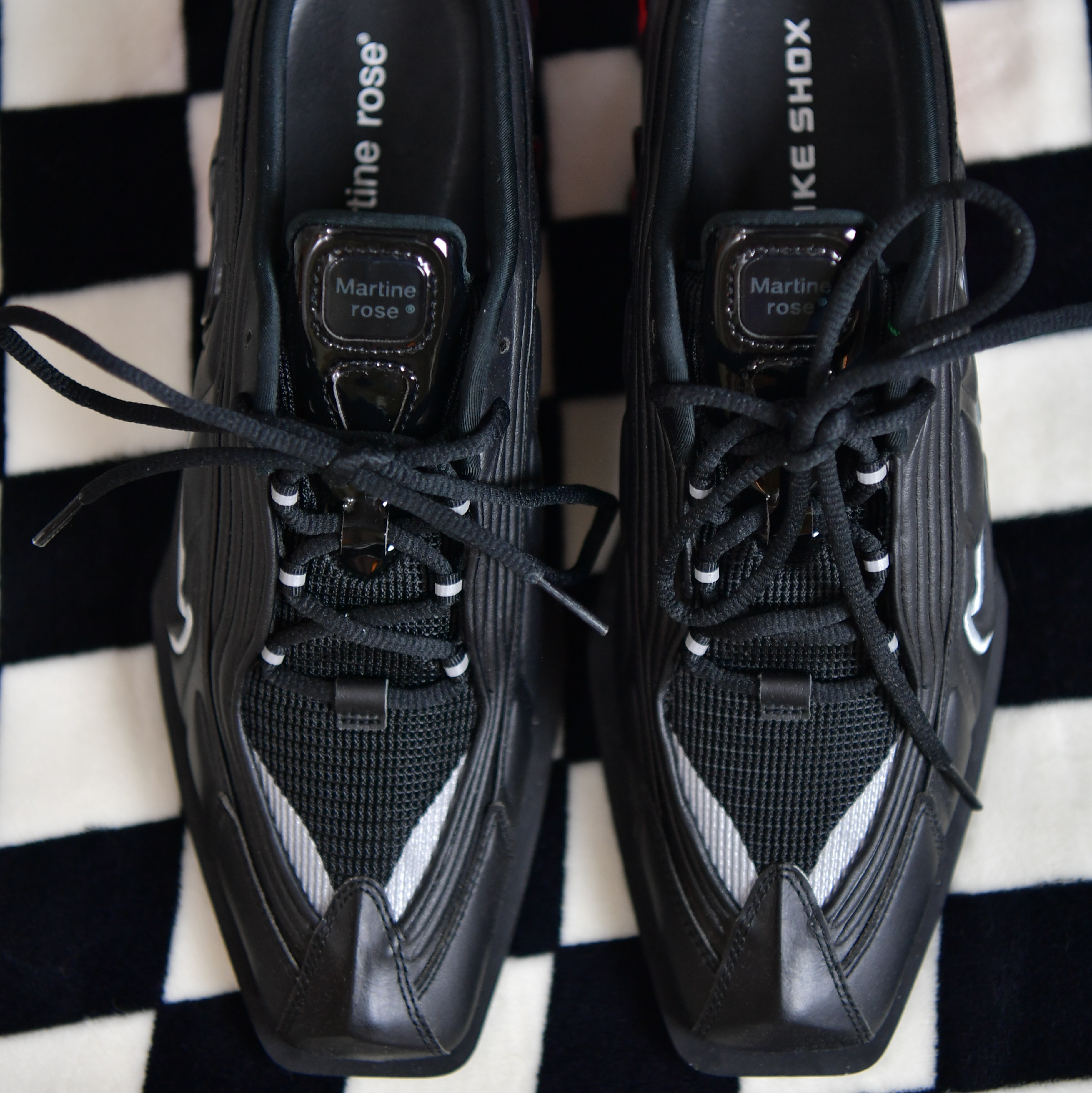 Nike x Martine Rose Shox MR4 Black 착용 스타일 - 1