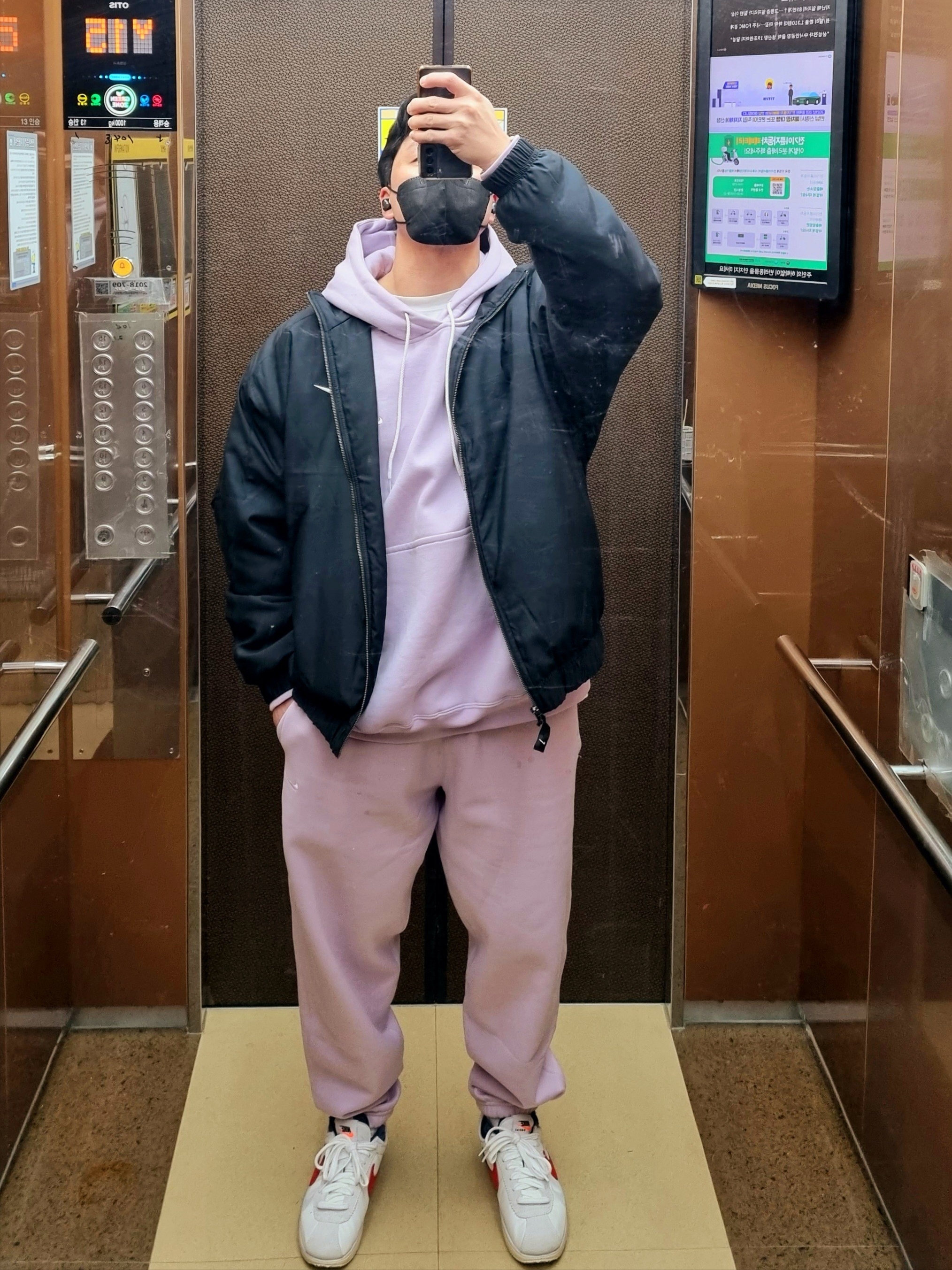Nike x Sacai Zoom Cortez SP White and University Red, Nike NRG Solo Swoosh Satin Bomber Jacket Black - US/EU 착용 스타일 - 2