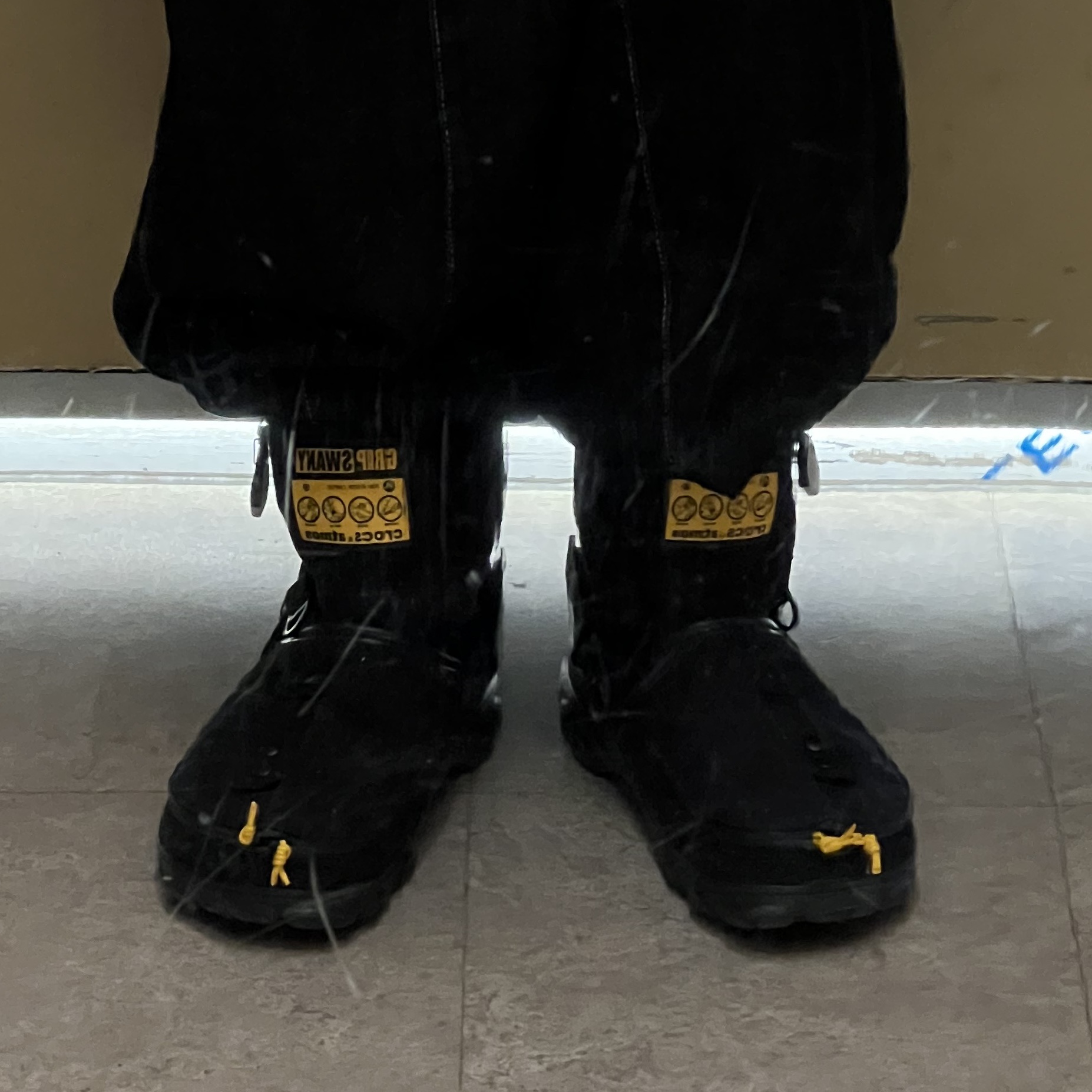 Crocs x Grip Swany x Atmos Classic All Terrain Clog Black 착용 스타일 - 3
