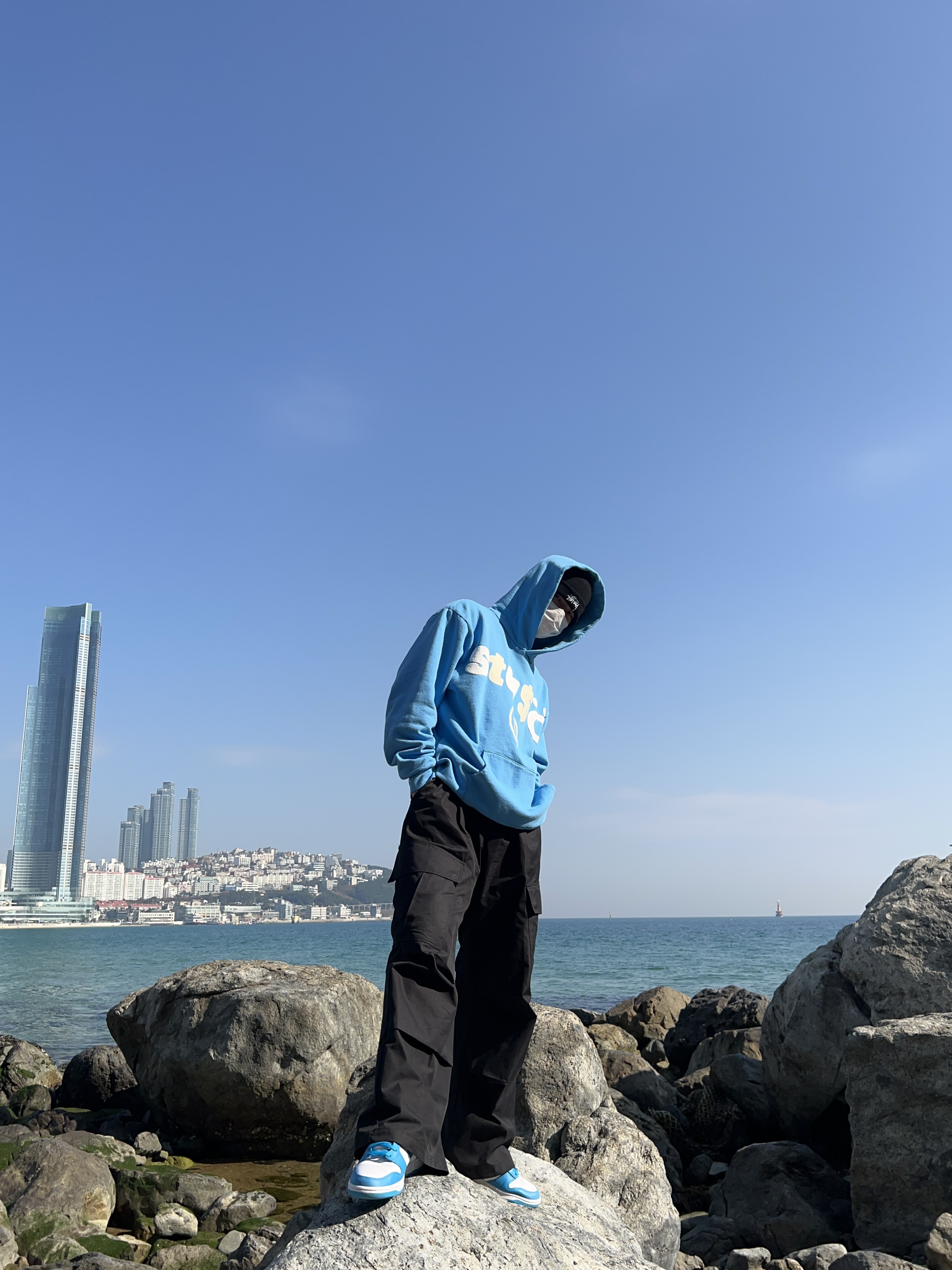 Stussy x Cactus Plant Flea Market 8 Ball Pigment Dyed Hoodie Blue, Stussy Basic Cuff Beanie Black 착용 스타일 - 5