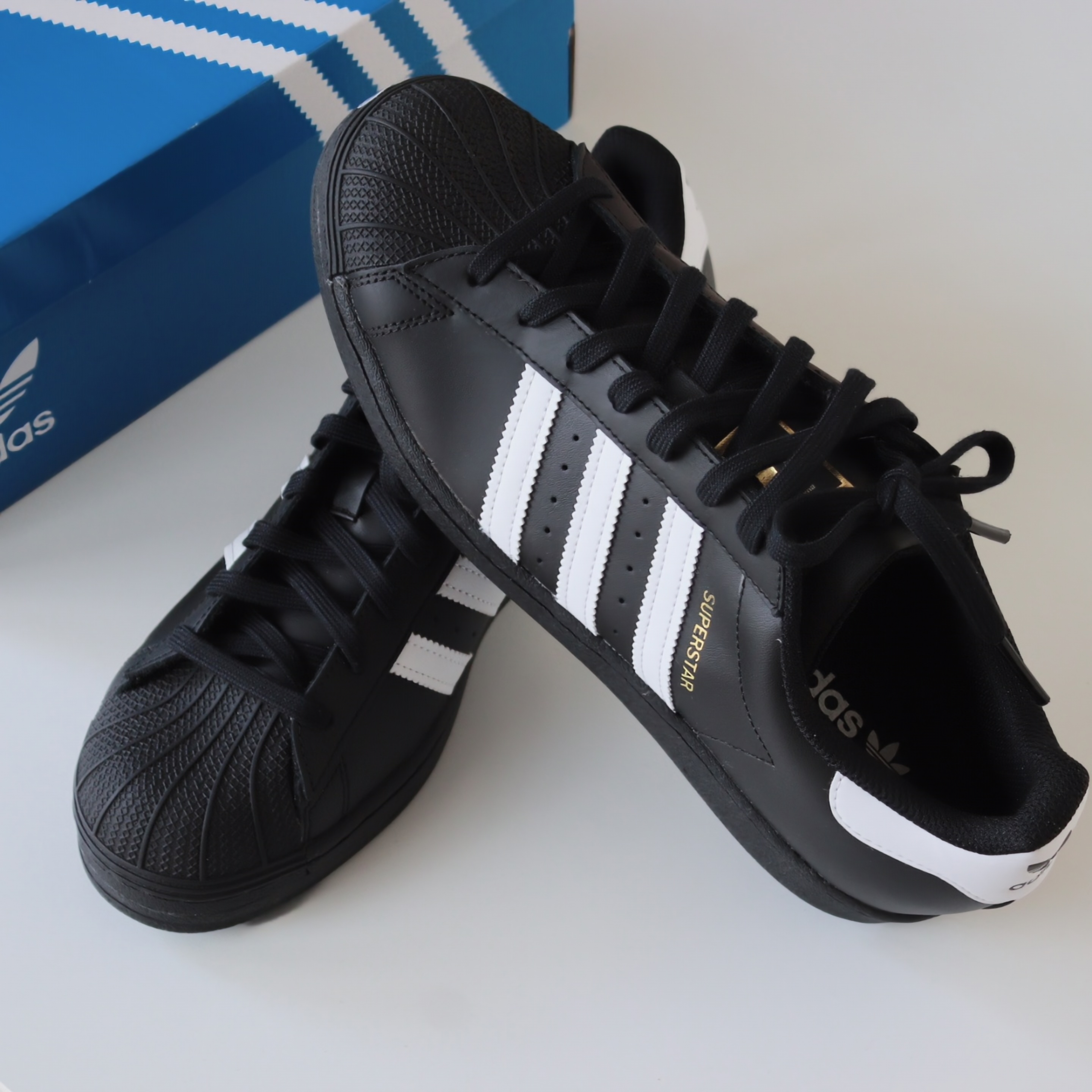 Adidas Superstar Core Black White 착용 스타일