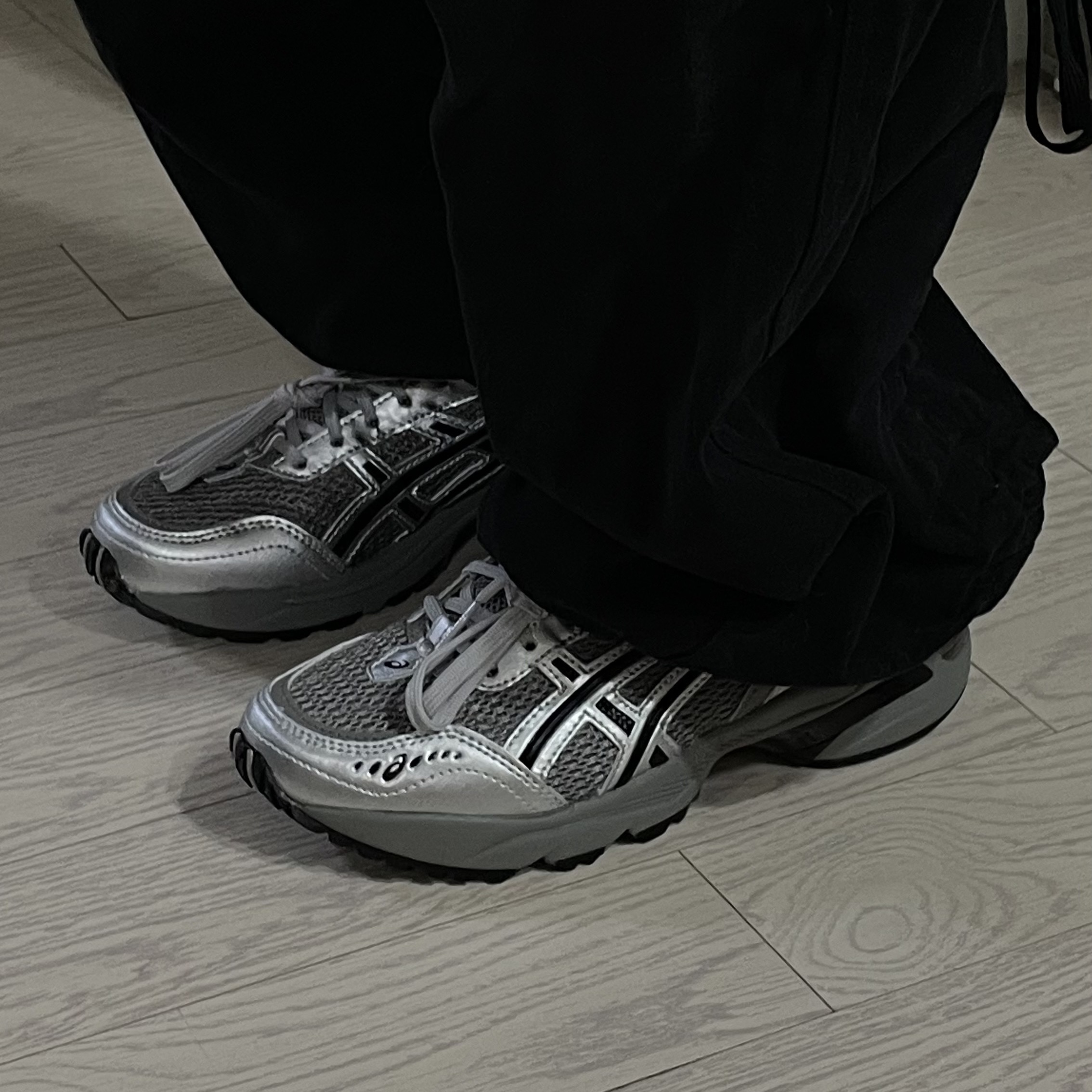 Asics x Freja Wewer Gel-1090 V2 Clay Grey Pure Silver 착용 스타일