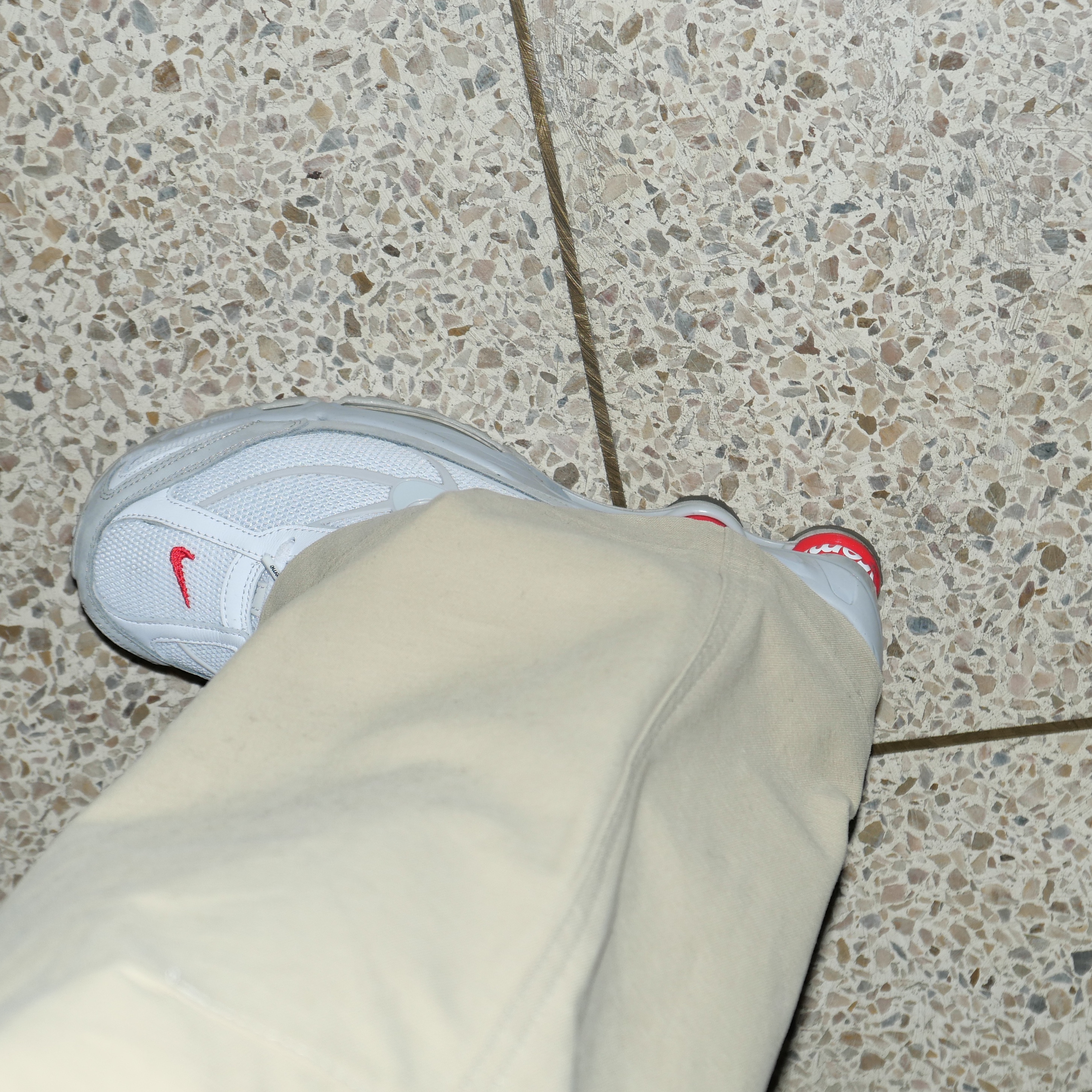 Nike x Supreme Shox Ride 2 SP White 착용 스타일 - 1