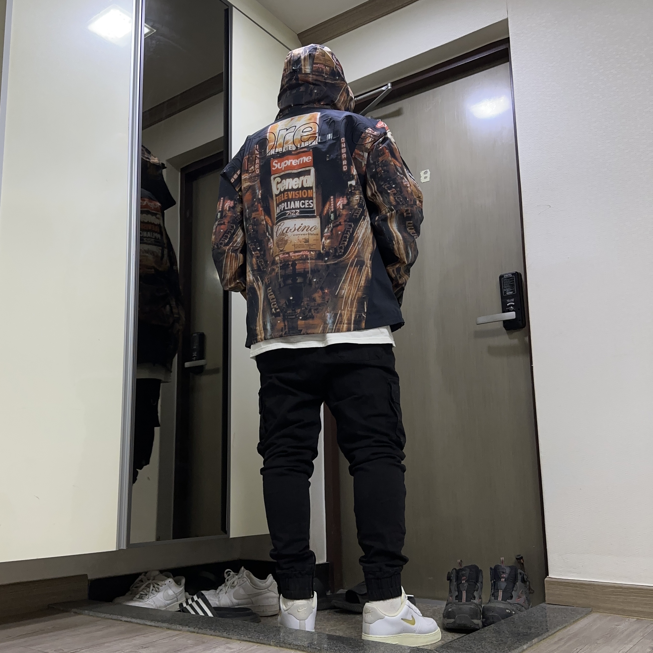 Supreme x The North Face Taped Seam Shell Jacket Times Square - 22FW 착용 스타일 - 2