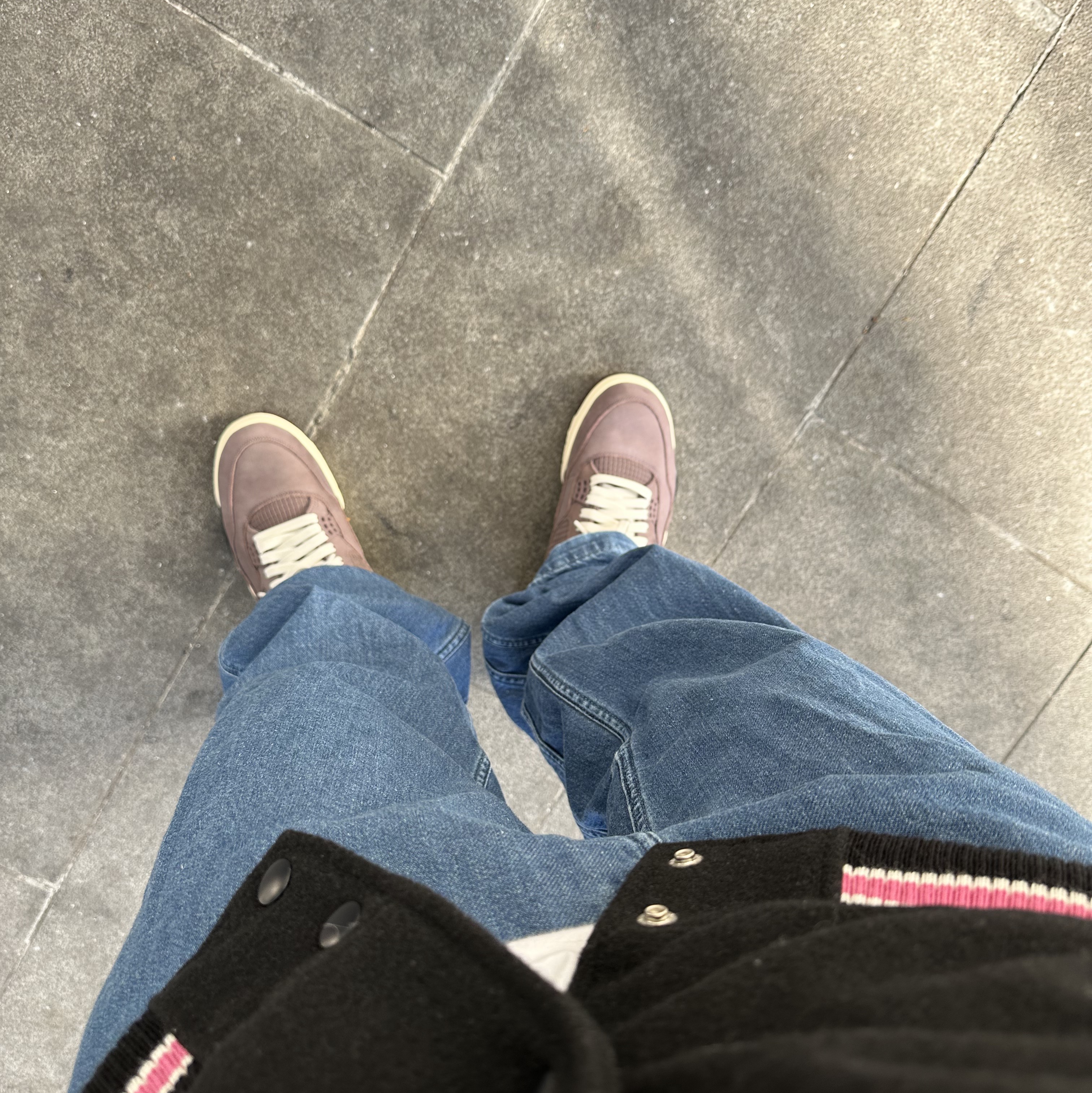 Jordan 4 x A Ma Maniere Retro Violet Ore, Stussy S Talk Melton Varsity Jacket Black 착용 스타일 - 1
