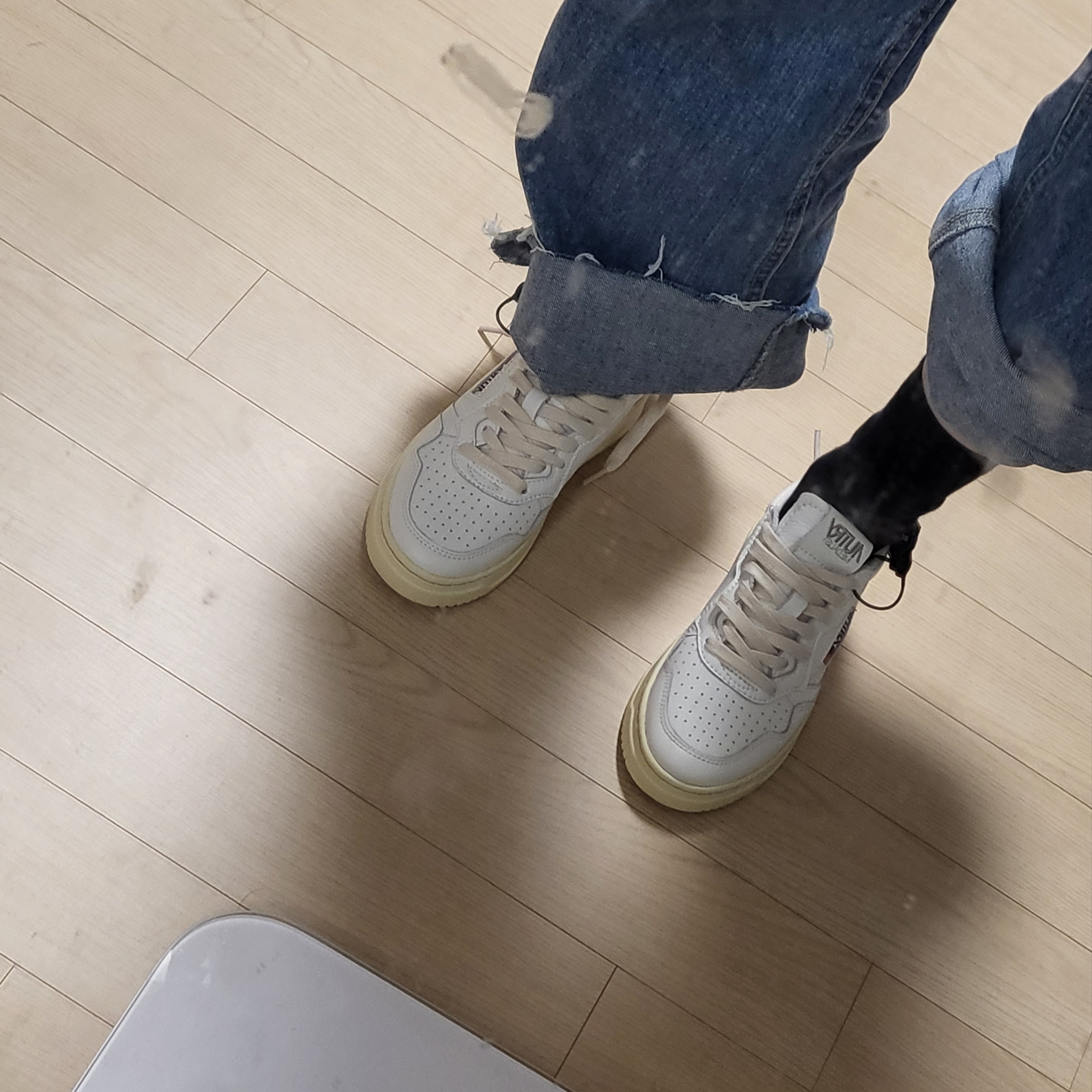 (W) Autry Medalist Low Leather Sneakers White 착용 스타일 - 3