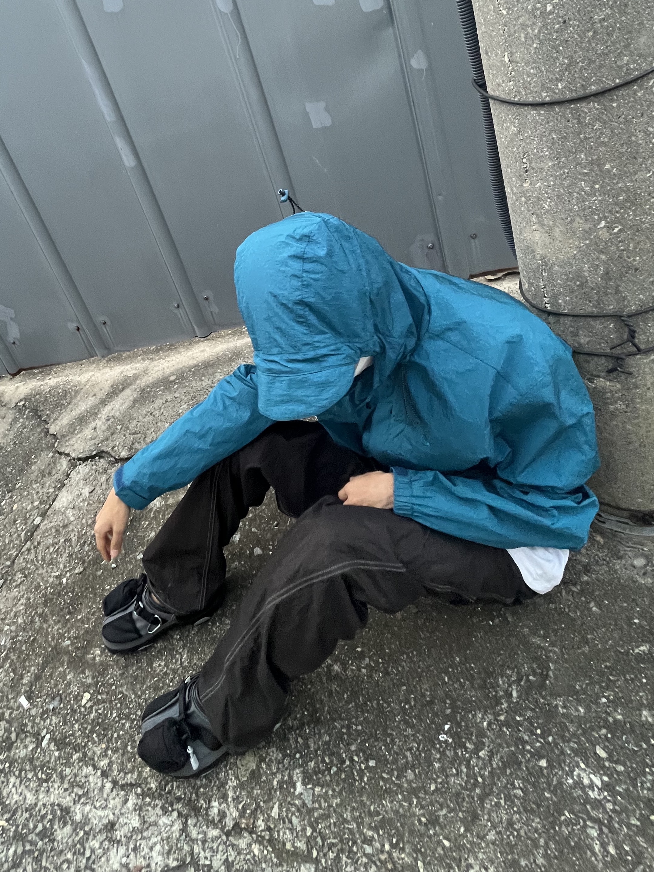 Crocs x Beams Classic All Terrain Mountain Parka Clog Grey 착용 스타일 - 4