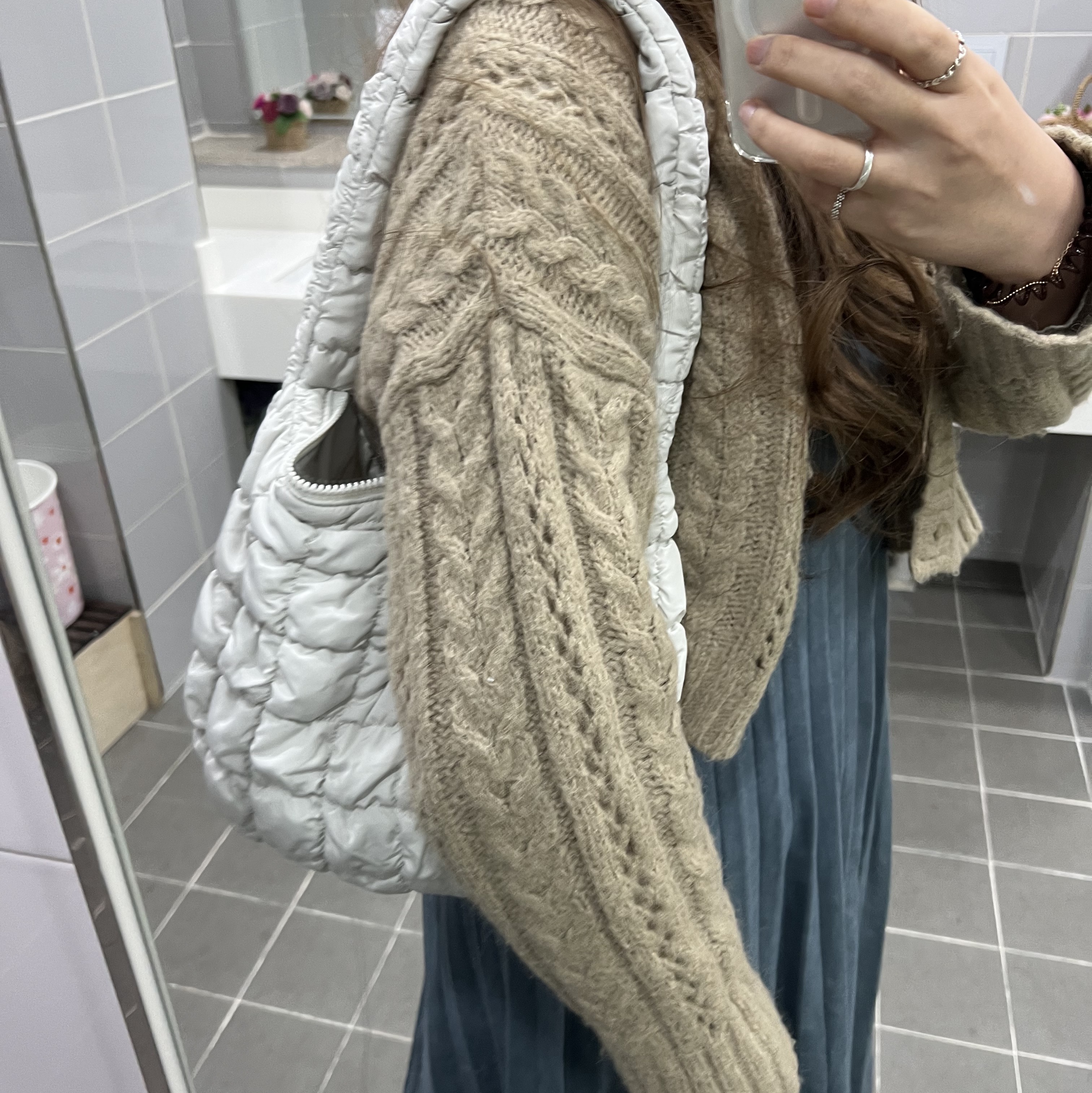 COS Quilted Mini Bag Light Grey 착용 스타일 - 2