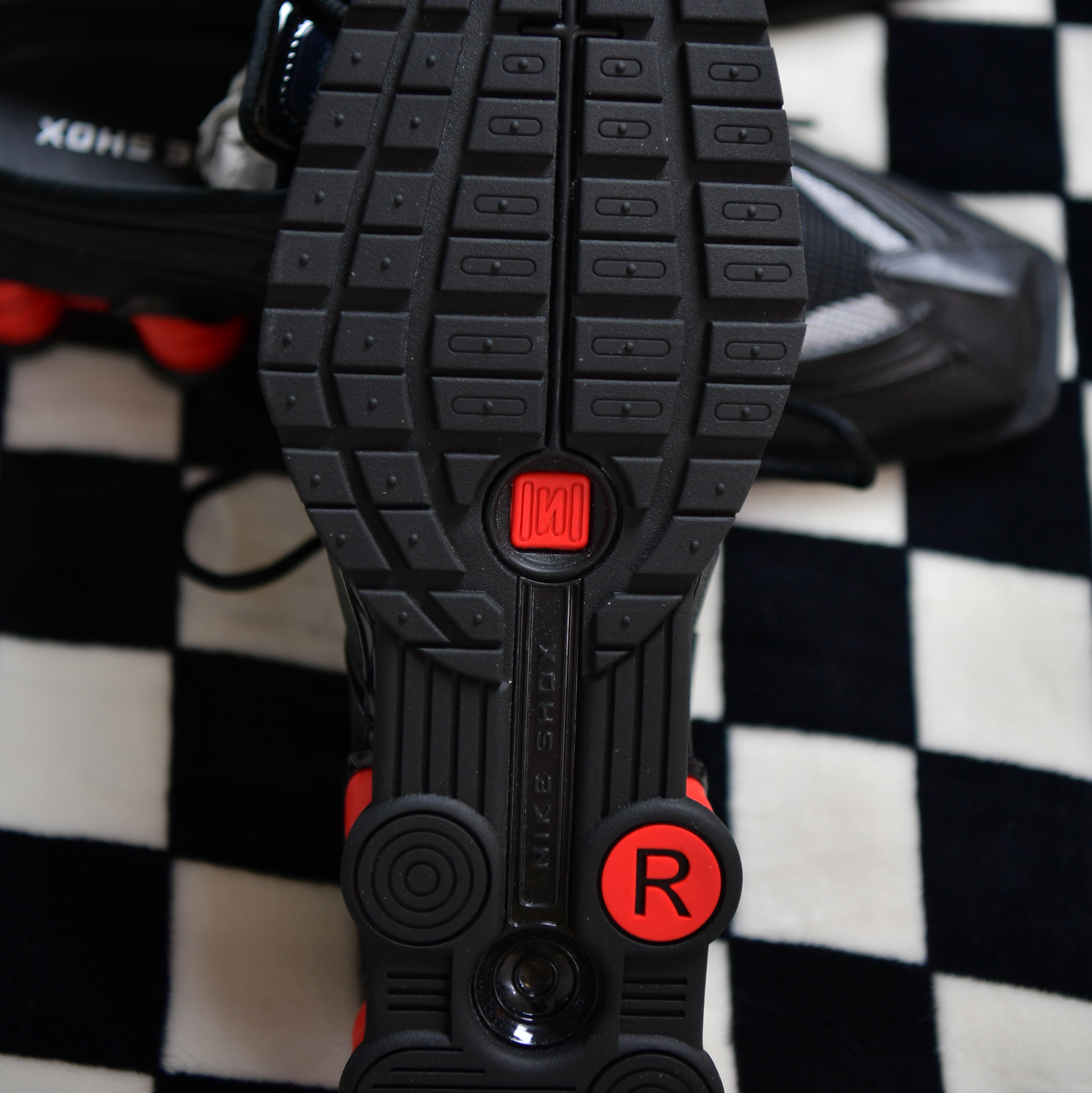 Nike x Martine Rose Shox MR4 Black 착용 스타일 - 5