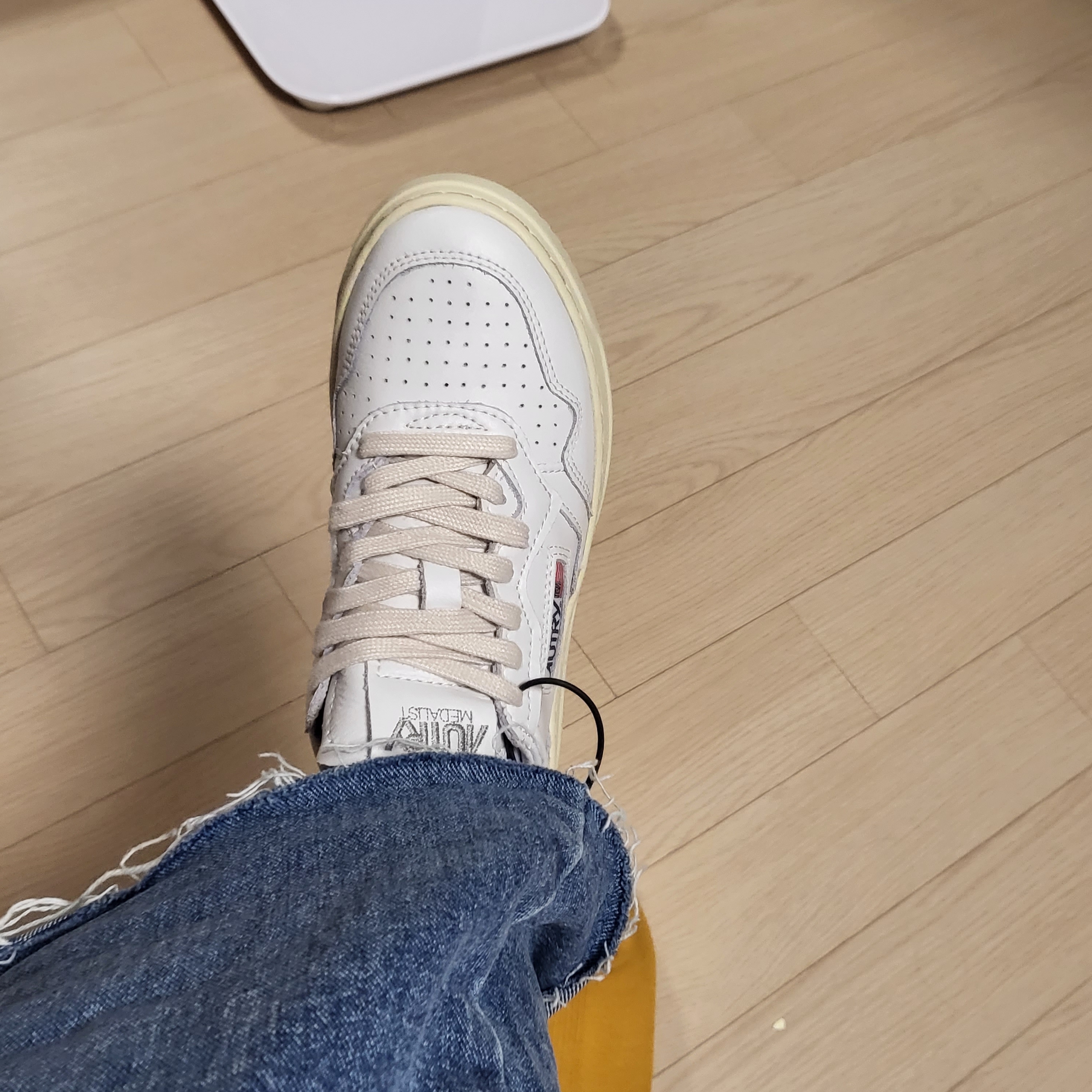 (W) Autry Medalist Low Leather Sneakers White 착용 스타일 - 2