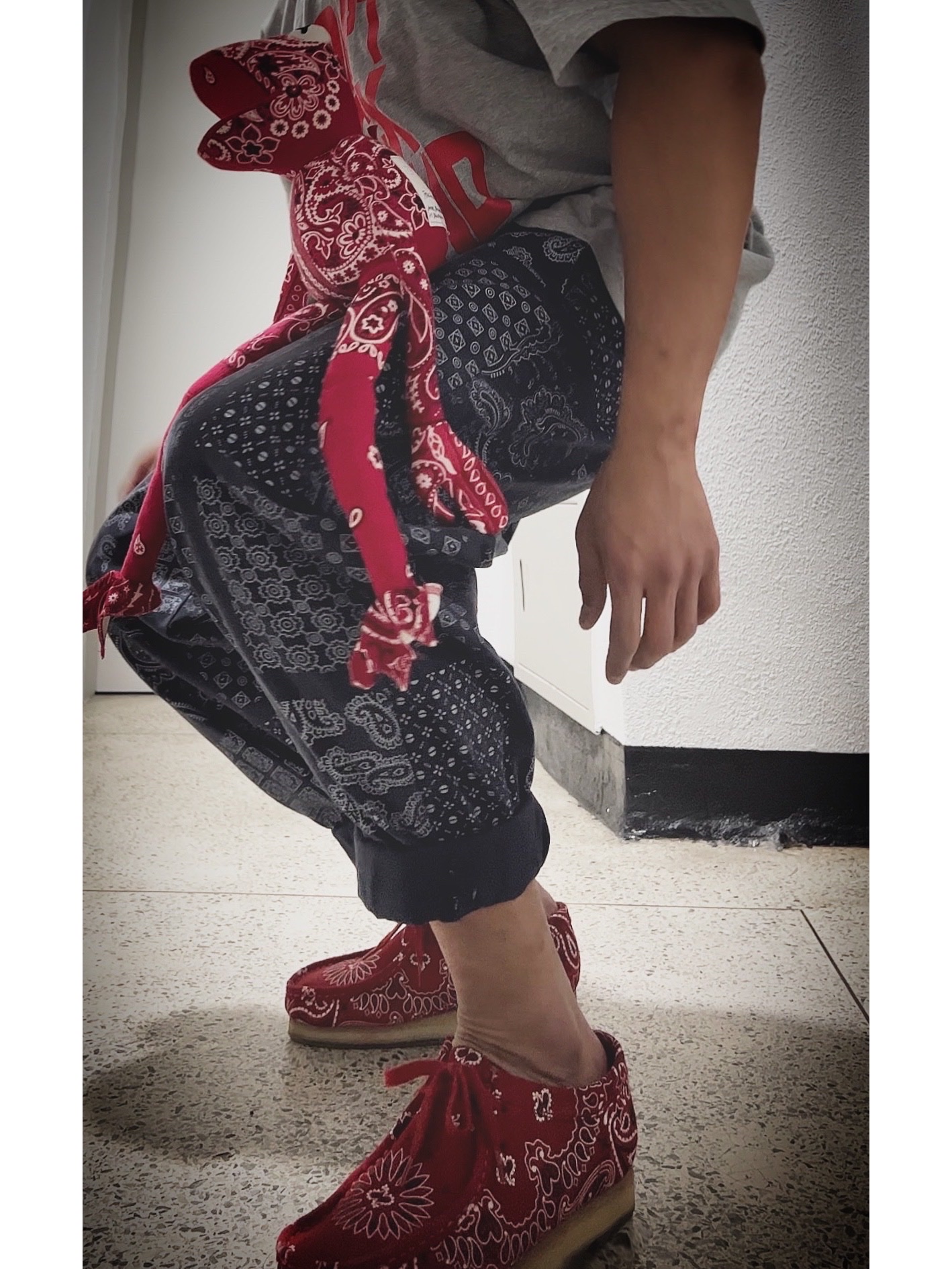 Clarks x Supreme Wallabee Bandana Red, Supreme Don’t Fuck Around T-Shirt Heather Grey - 22FW 착용 스타일 - 4