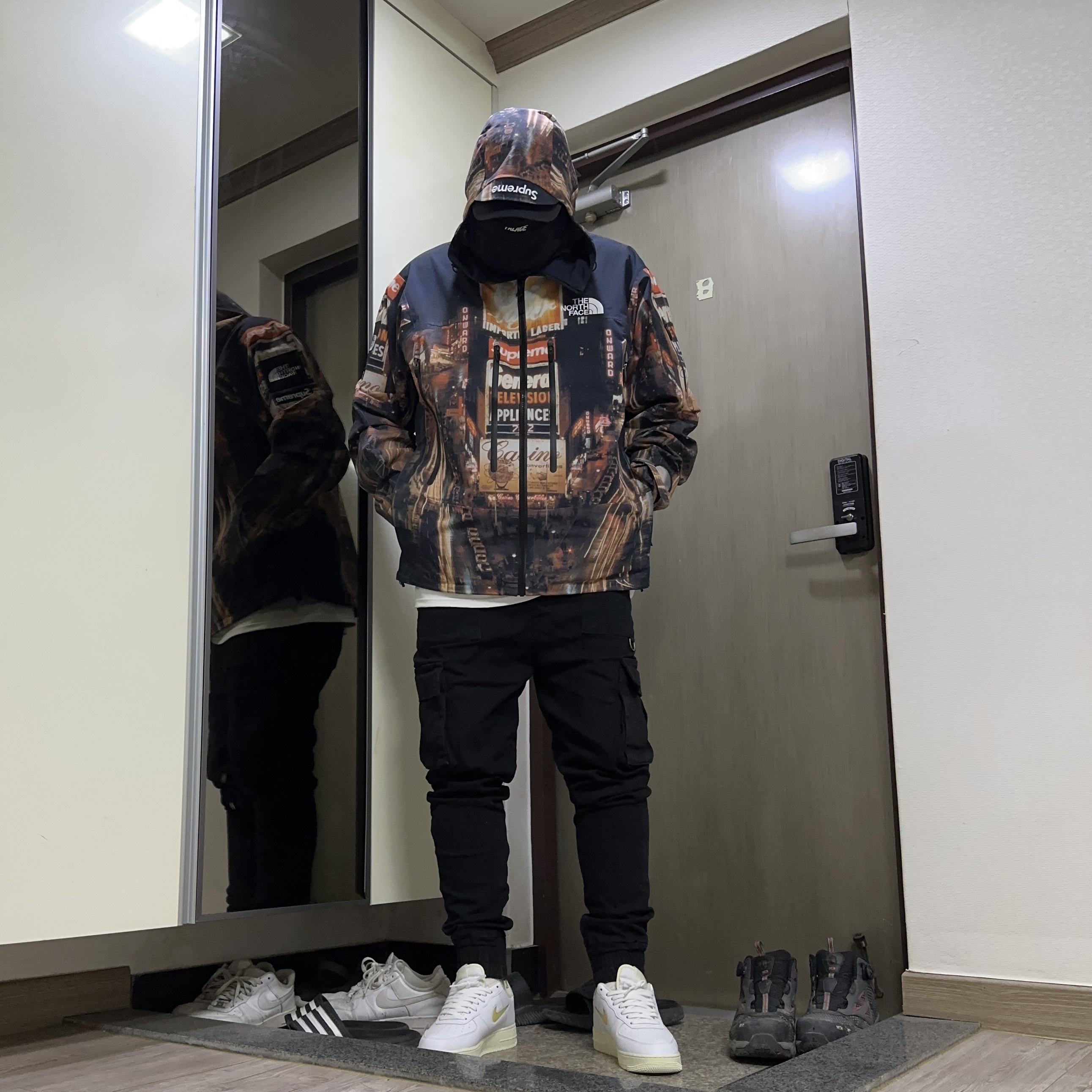 Supreme x The North Face Taped Seam Shell Jacket Times Square - 22FW 착용 스타일 - 3