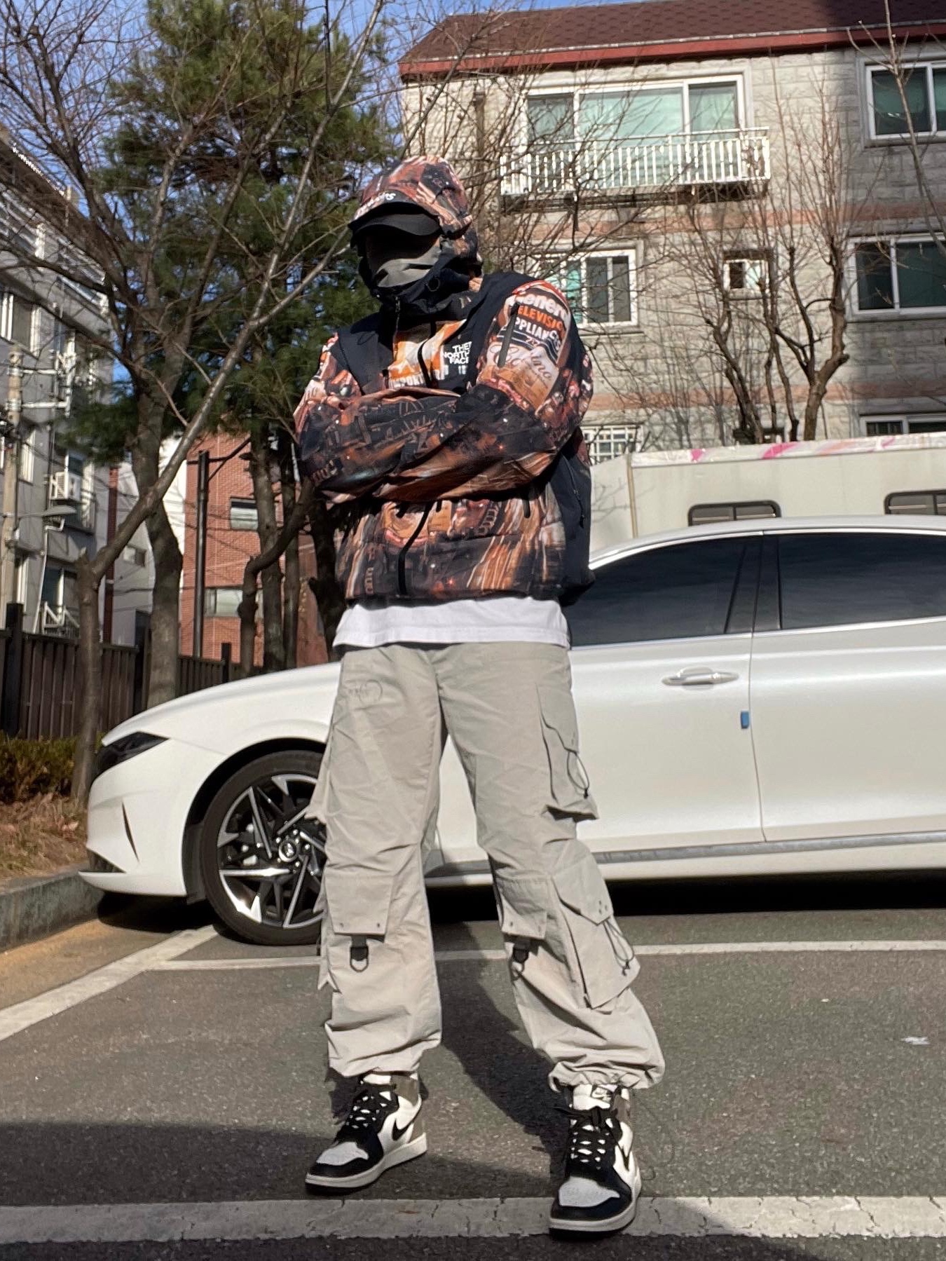 Supreme x The North Face Taped Seam Shell Jacket Times Square - 22FW, Jordan 1 Retro High OG Black Mocha 착용 스타일 - 3